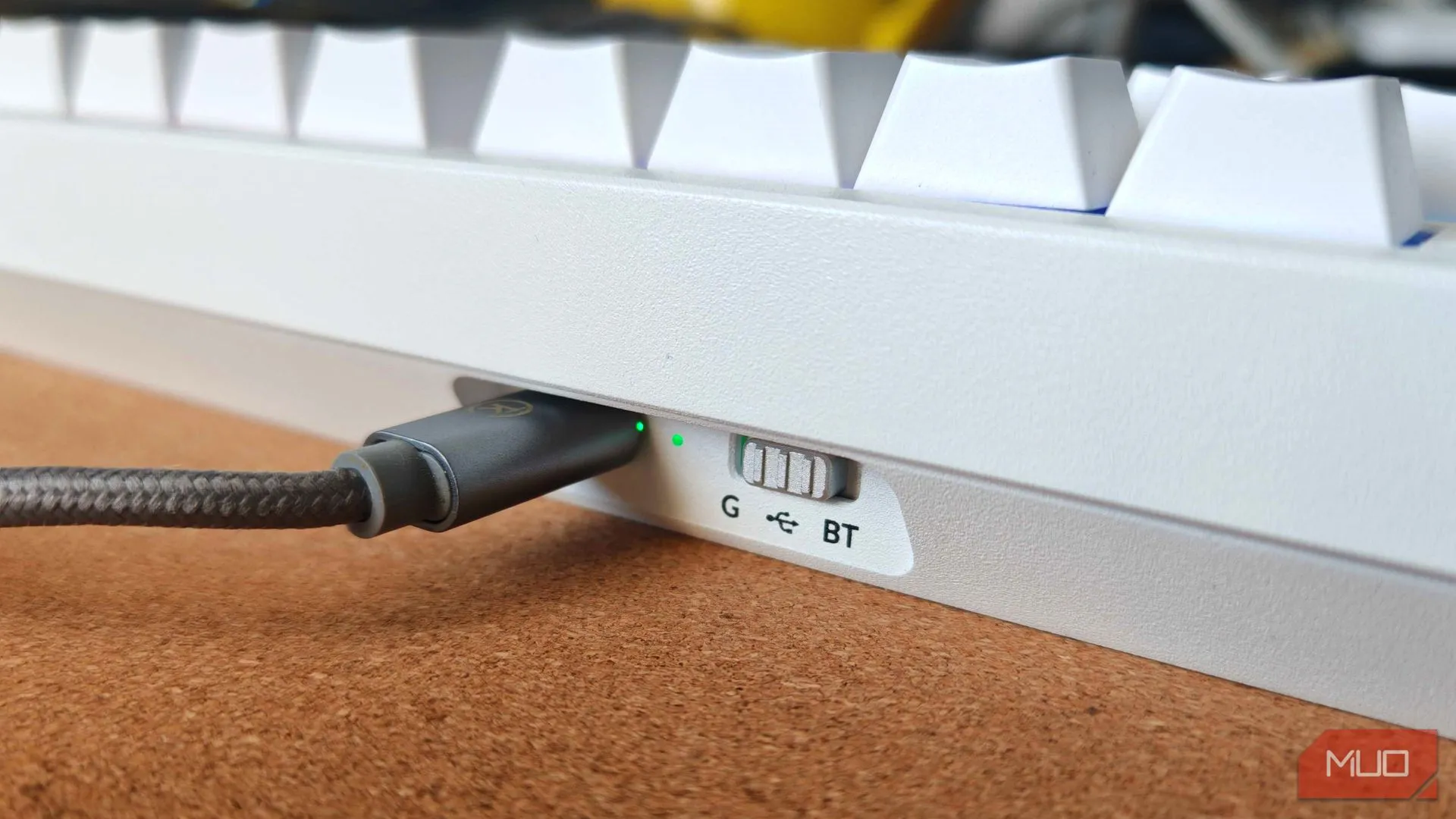 Nút chuyển đổi chế độ kết nối ở phía sau bàn phím Lemokey P1 HE, hỗ trợ 2.4GHz, Bluetooth và USB-C.