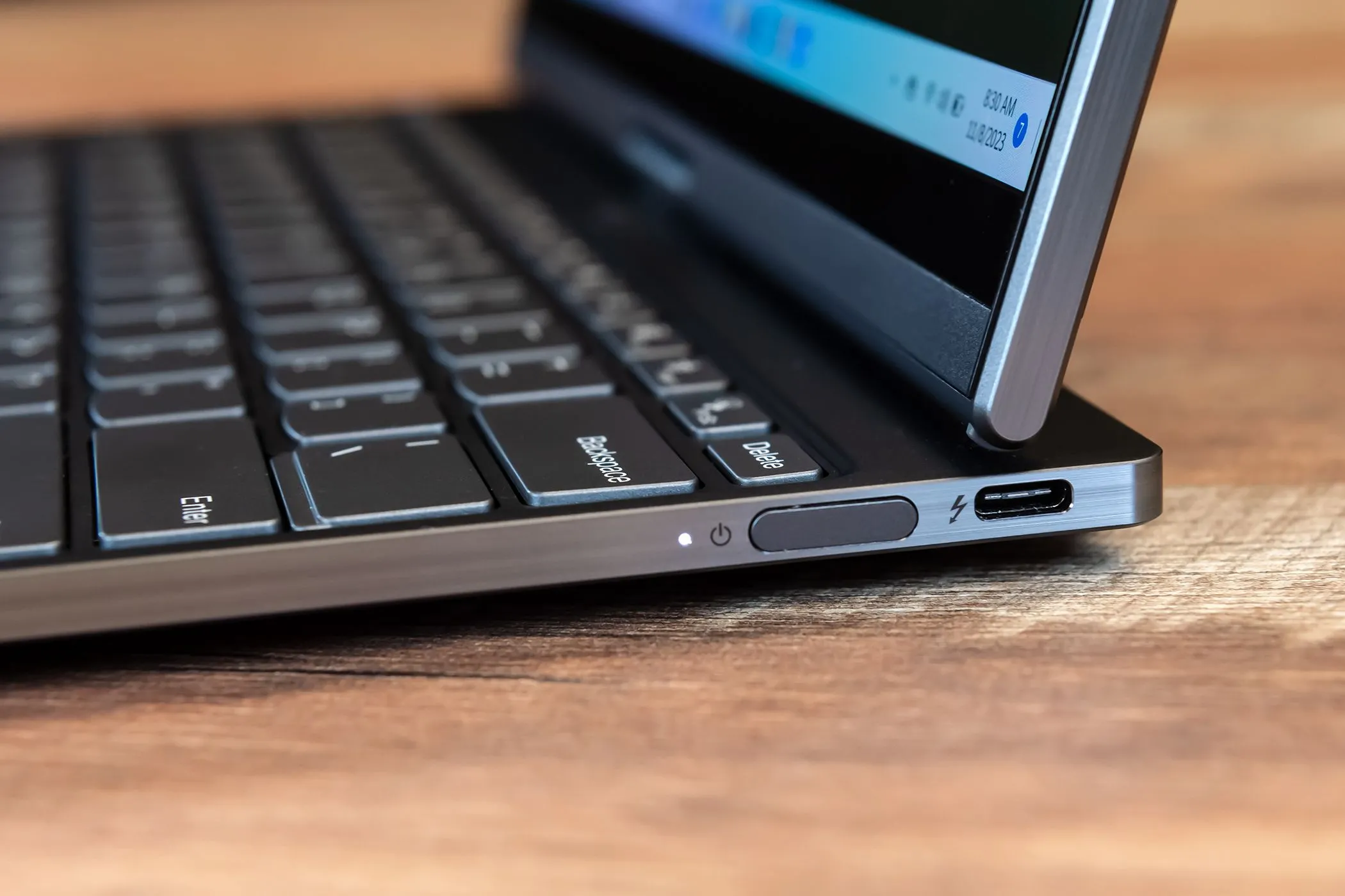 Nút nguồn và cổng sạc USB-C trên laptop Lenovo ThinkBook Plus Gen 4, minh họa cho việc thực hiện hard reset