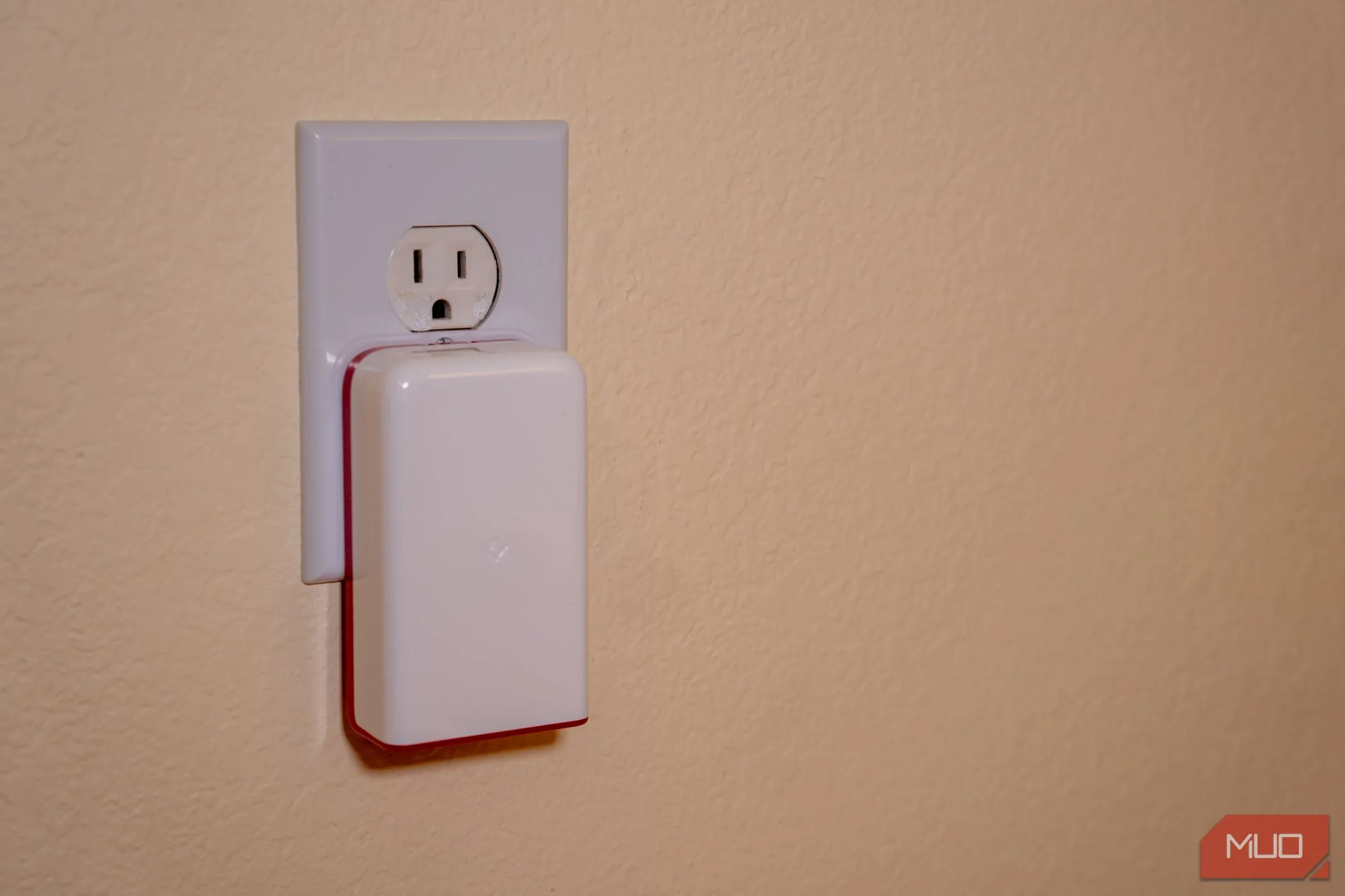 Ổ cắm tường với PlugBug 120 không dây