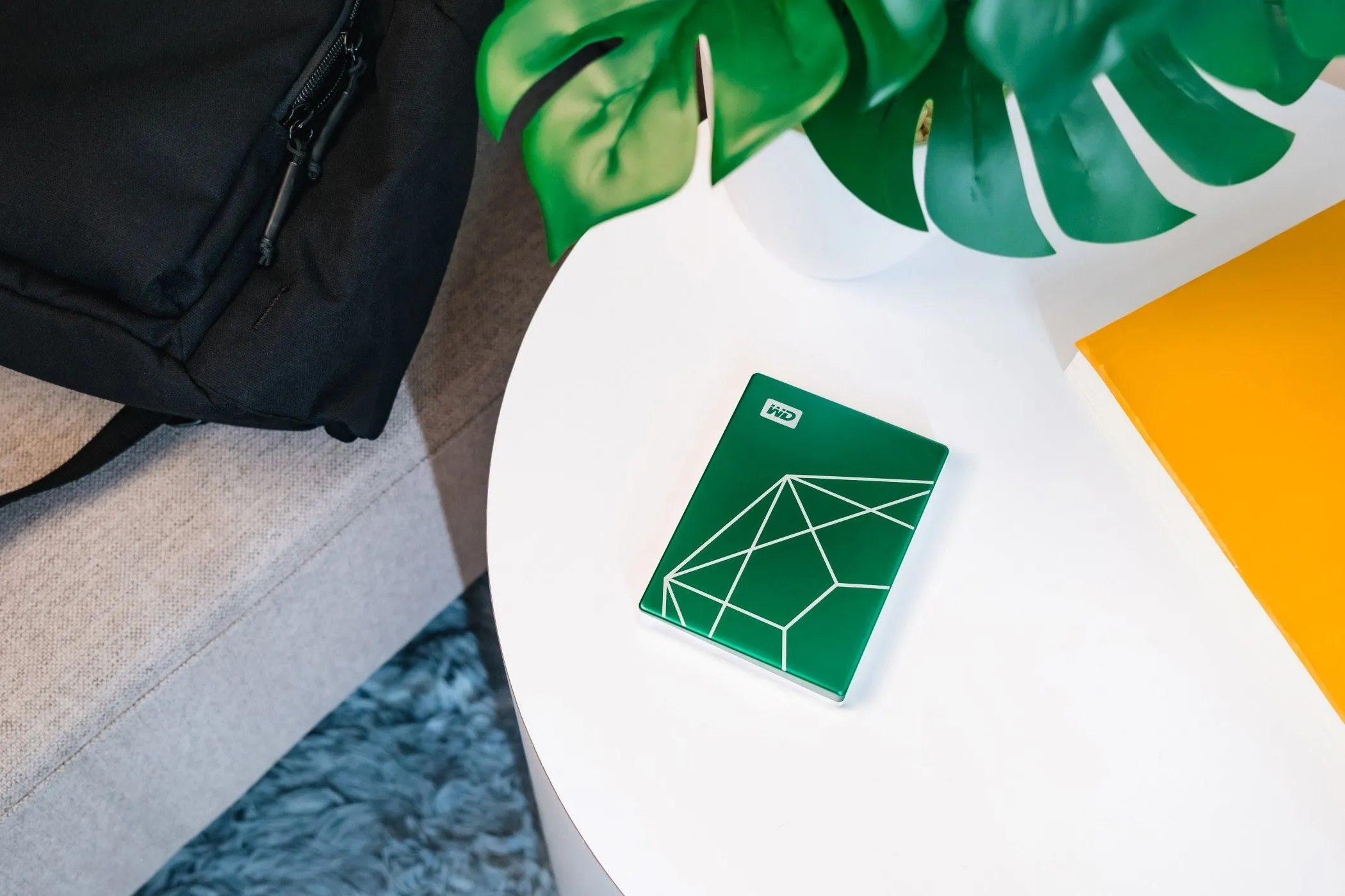 Ổ cứng di động WD My Passport Ultra 20th Anniversary Edition đặt trên bề mặt bàn