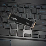 Ổ cứng SSD Crucial P3 Plus NVMe gắn trên bo mạch chủ laptop, minh họa cho tuổi thọ và sự hao mòn của SSD