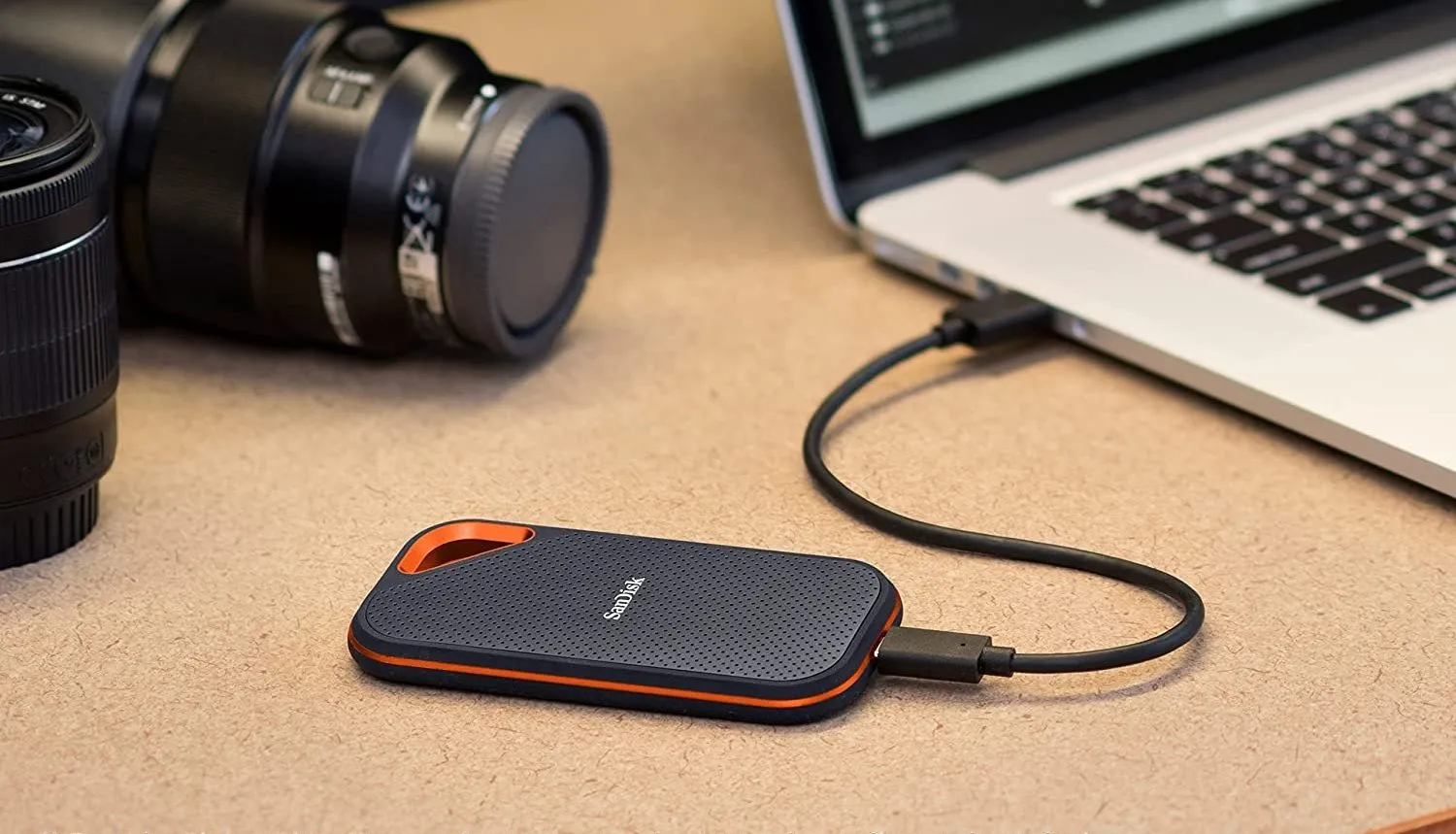 Ổ cứng SSD di động SanDisk Extreme Pro cắm vào laptop qua cáp USB