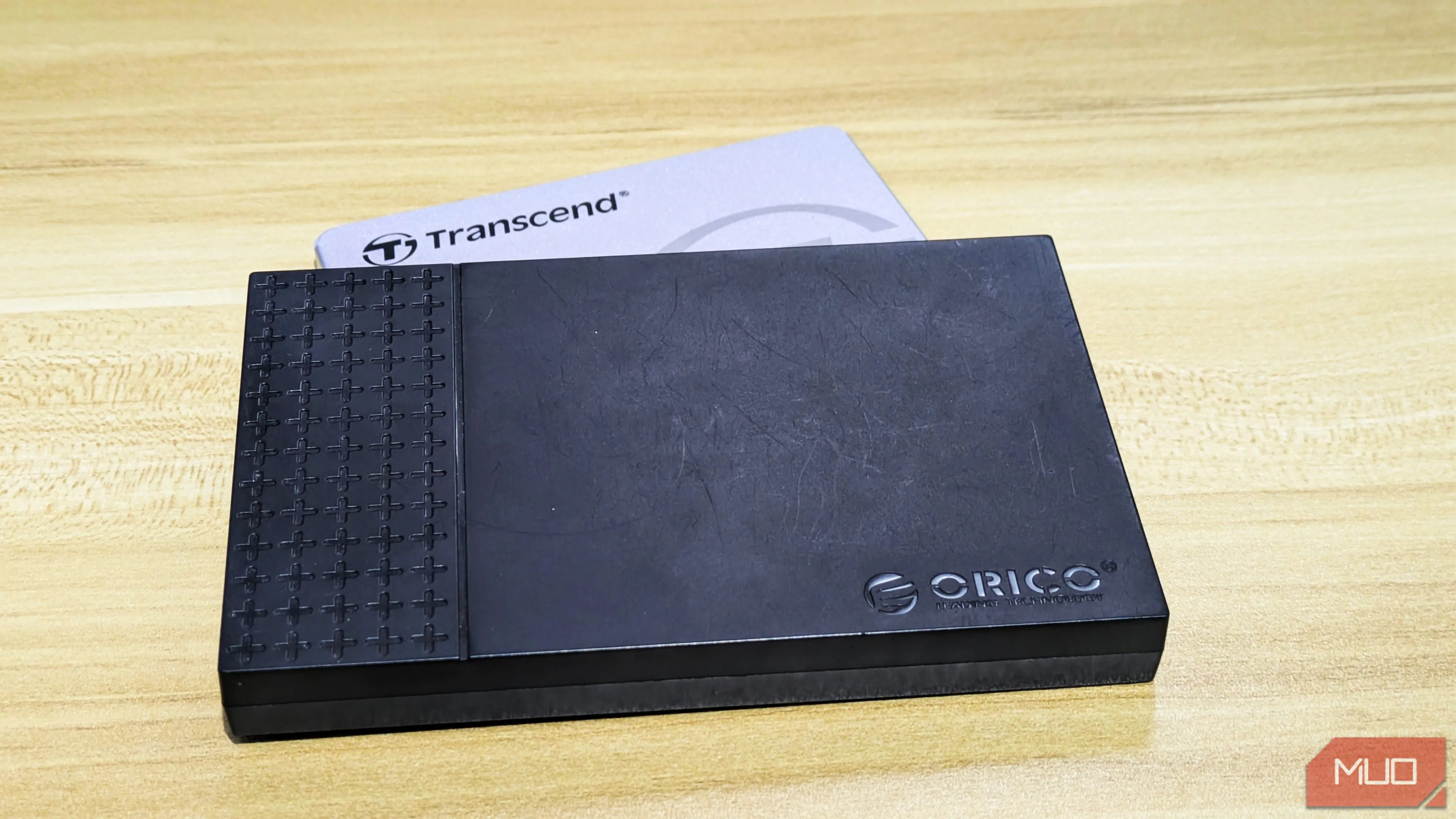 Ổ cứng thể rắn SSD của Transcend cùng bộ chuyển đổi Orico, minh họa dung lượng lưu trữ nhanh cho laptop