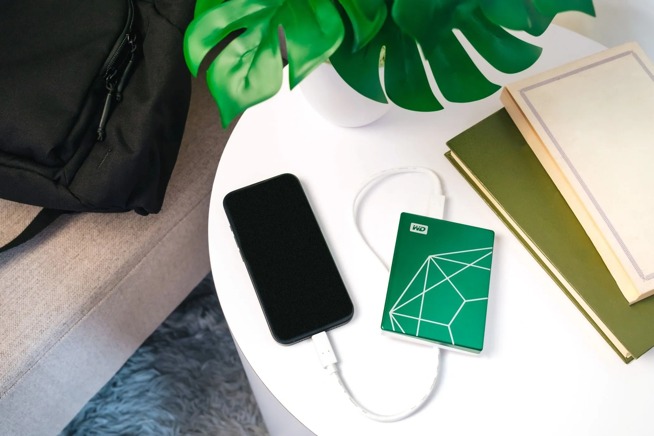 Ổ cứng WD My Passport Ultra 20th Anniversary Edition kết nối với điện thoại thông minh trên bàn