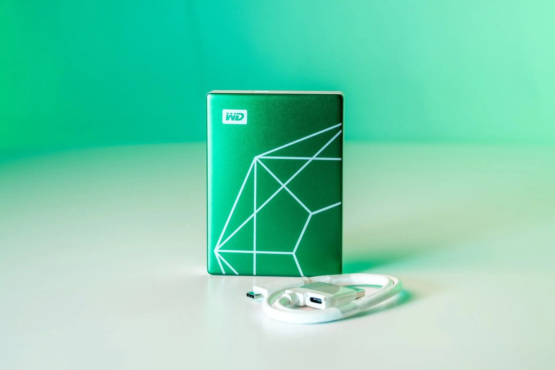 Ổ cứng WD My Passport Ultra Emerald Edition kèm cáp USB-C trên bàn làm việc