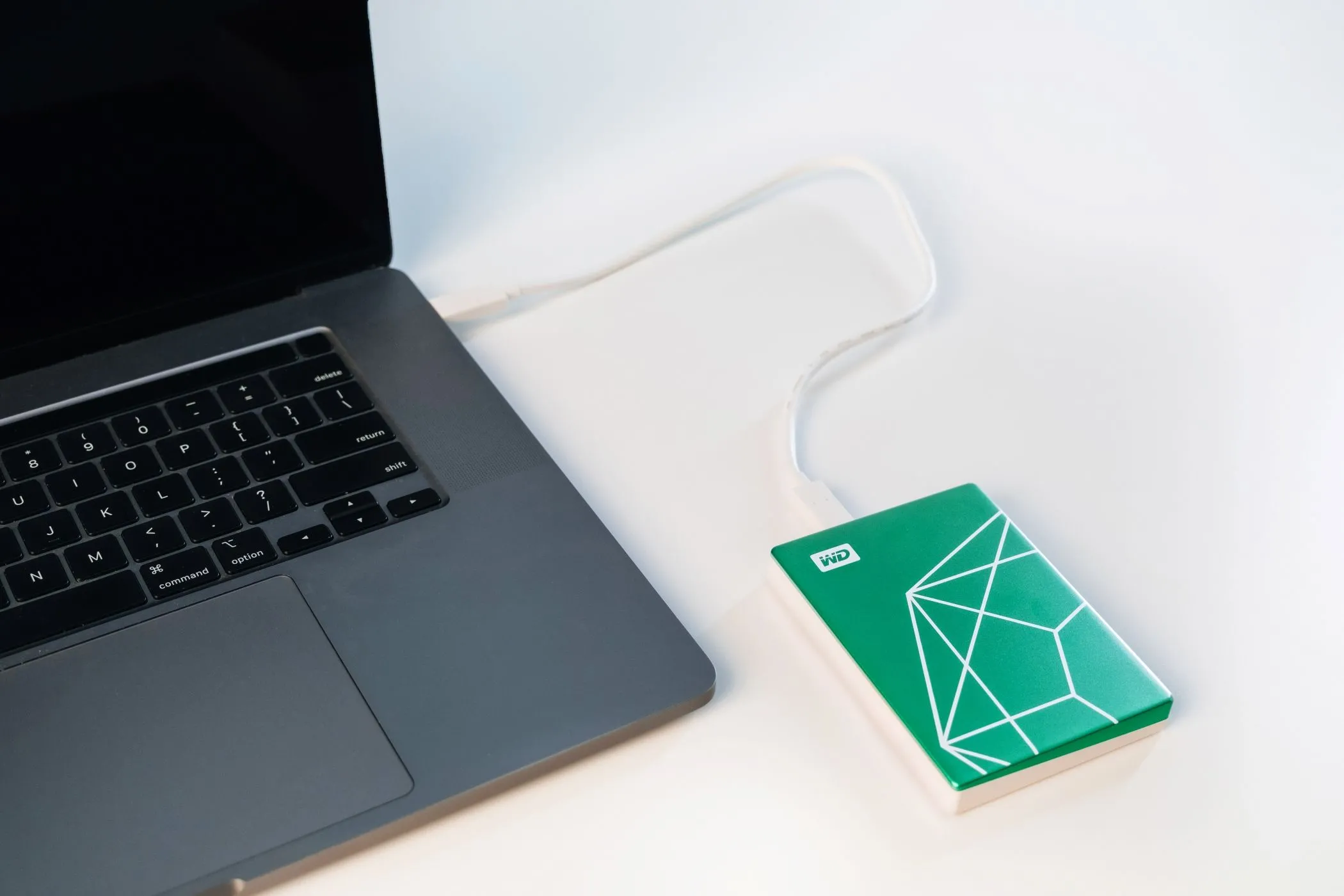 Ổ cứng WD My Passport Ultra Emerald Edition kết nối với máy tính xách tay để sao lưu dữ liệu