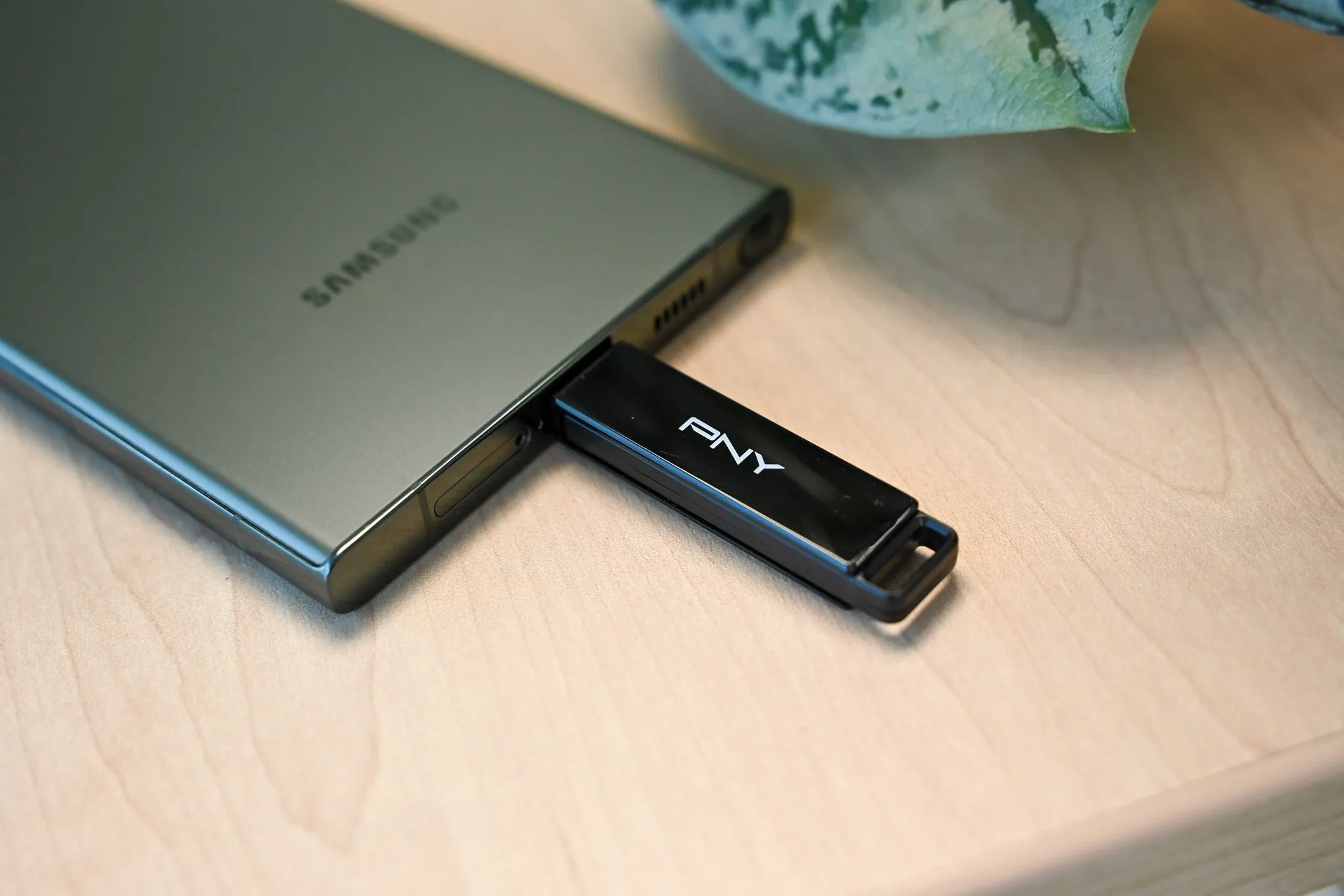 Ổ đĩa flash PNY Elite X Type C được cắm vào cổng USB-C của điện thoại Samsung để mở rộng không gian lưu trữ