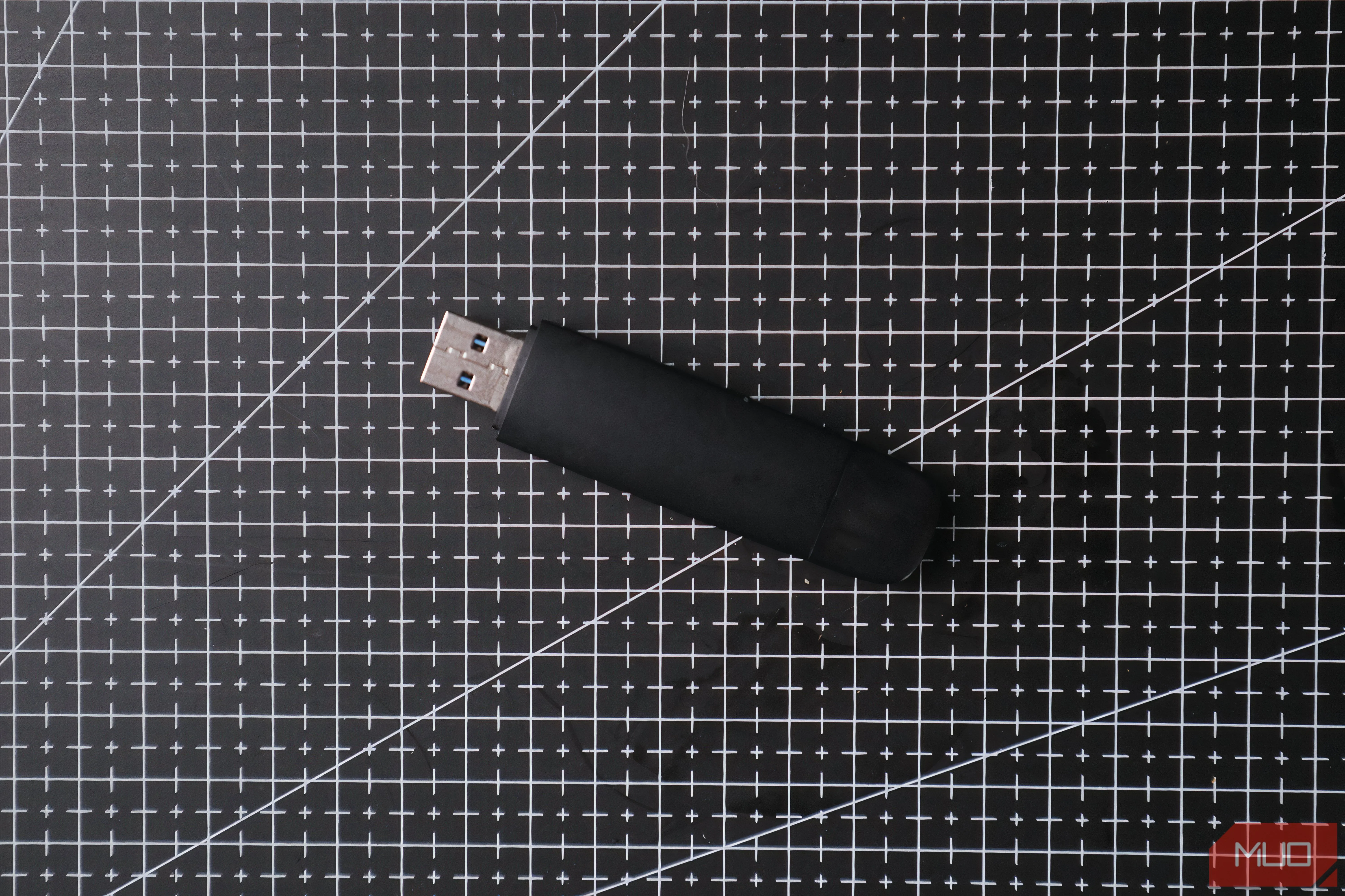Ổ đĩa USB flash dùng để cài đặt hệ điều hành và tiện ích chẩn đoán máy tính