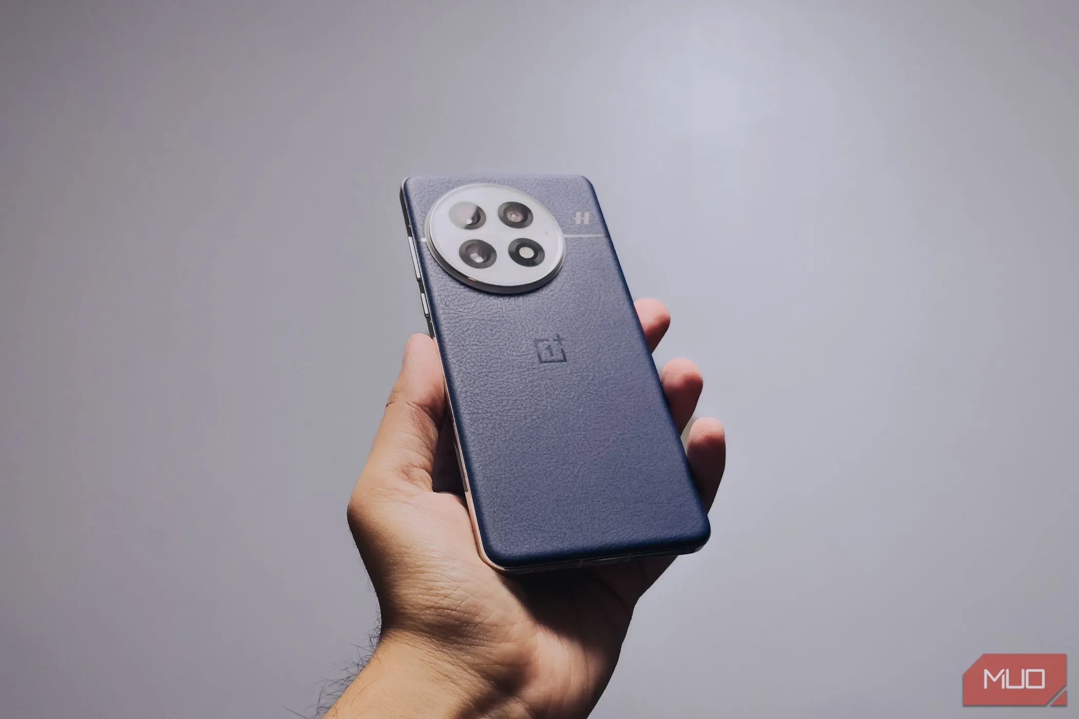 OnePlus 13 được cầm trên tay, cho thấy khả năng cầm nắm tốt và vẻ ngoài cao cấp