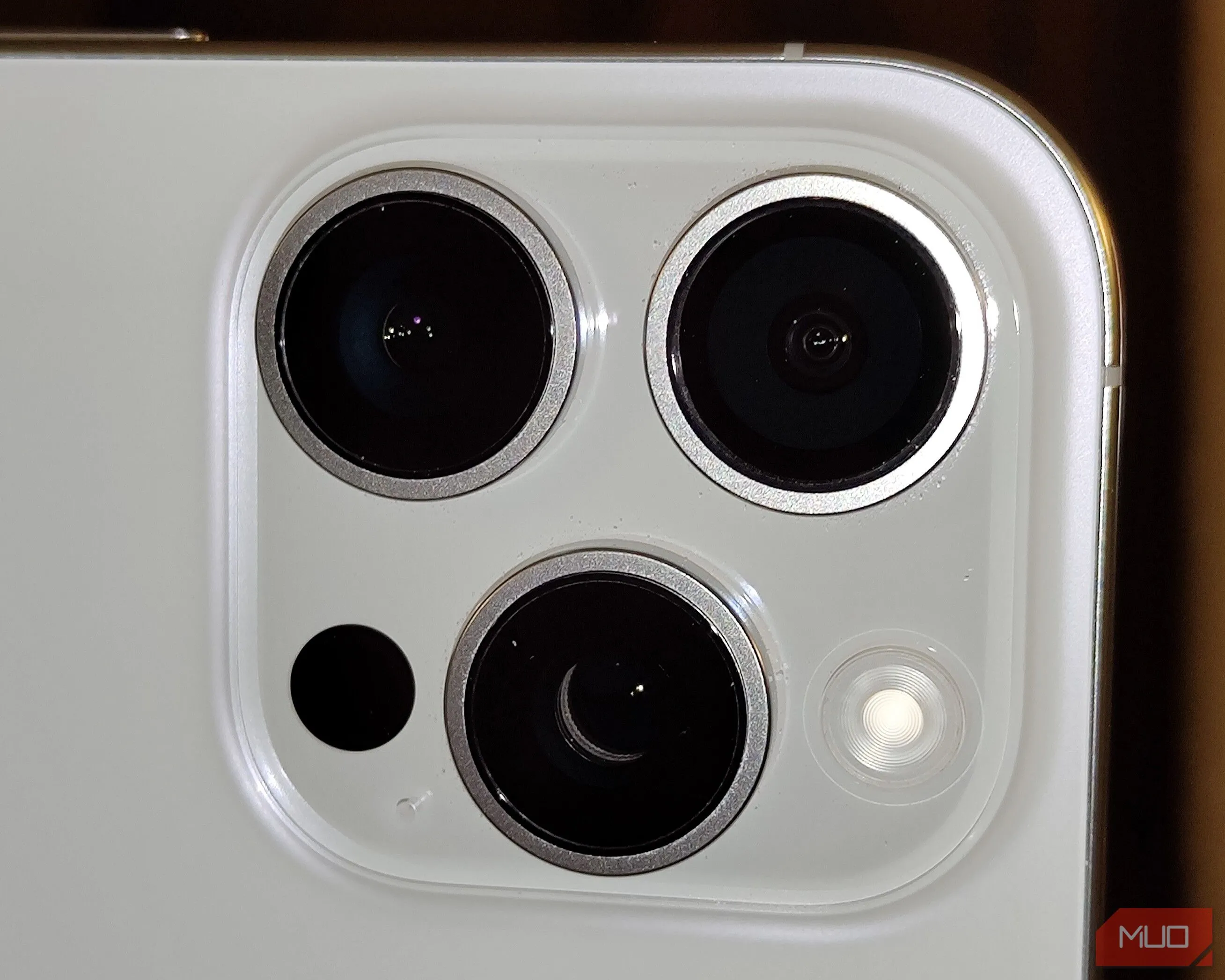 Ống kính camera điện thoại sạch bóng sau khi được vệ sinh cẩn thận
