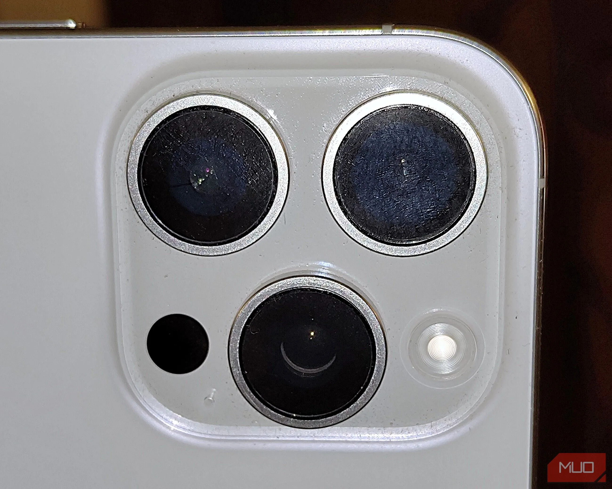 Ống kính camera iPhone bị bẩn với vết vân tay và bụi