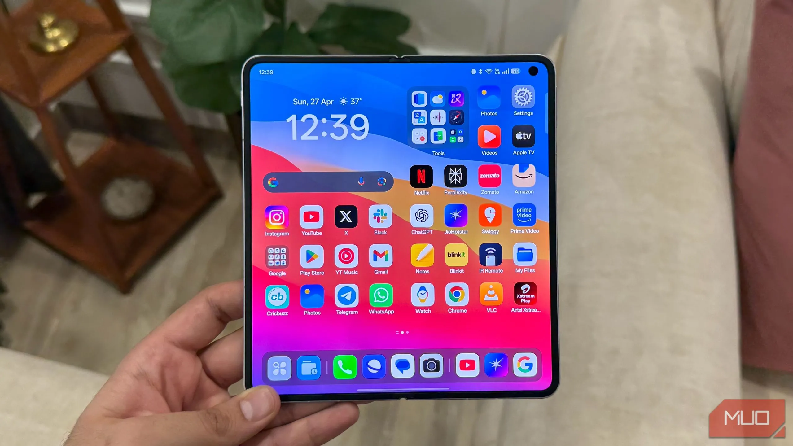 OPPO Find N5 được mở ra với màn hình chính lớn, cho trải nghiệm giải trí và làm việc hiệu quả.