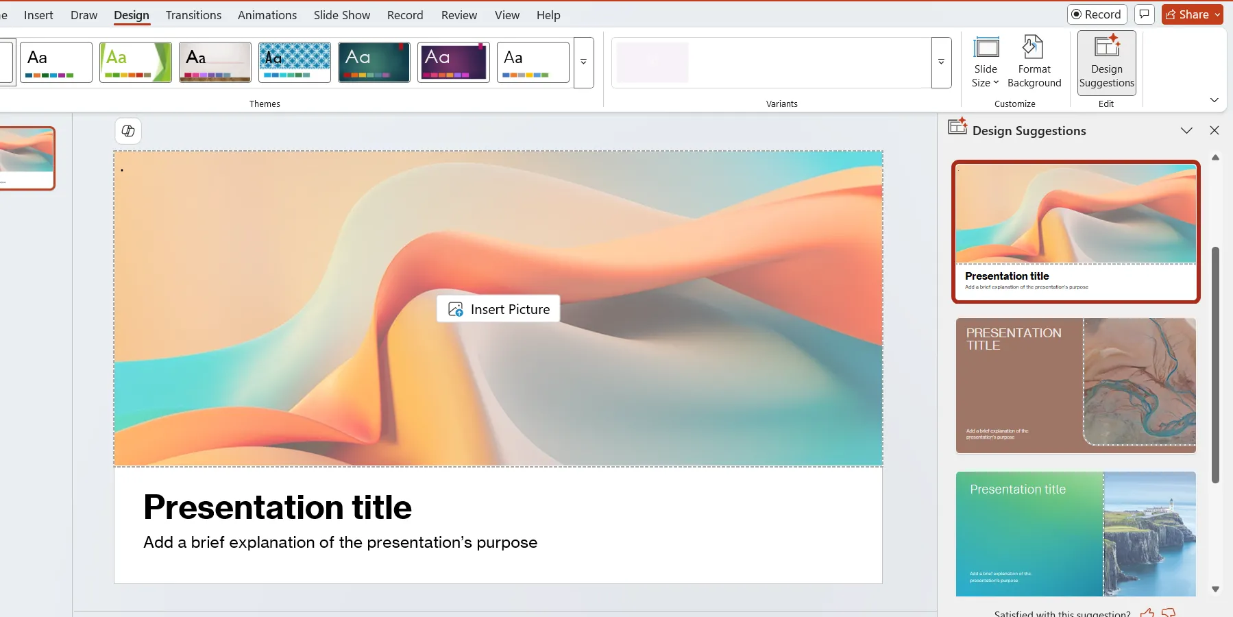 Panel &quot;Designer&quot; (Thiết kế) bên phải trong PowerPoint hiển thị các mẫu gợi ý thiết kế khác nhau để người dùng lựa chọn.