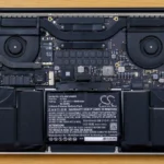 Pin MacBook lộ rõ bên trong, minh họa dung lượng hạn chế của laptop mỏng nhẹ