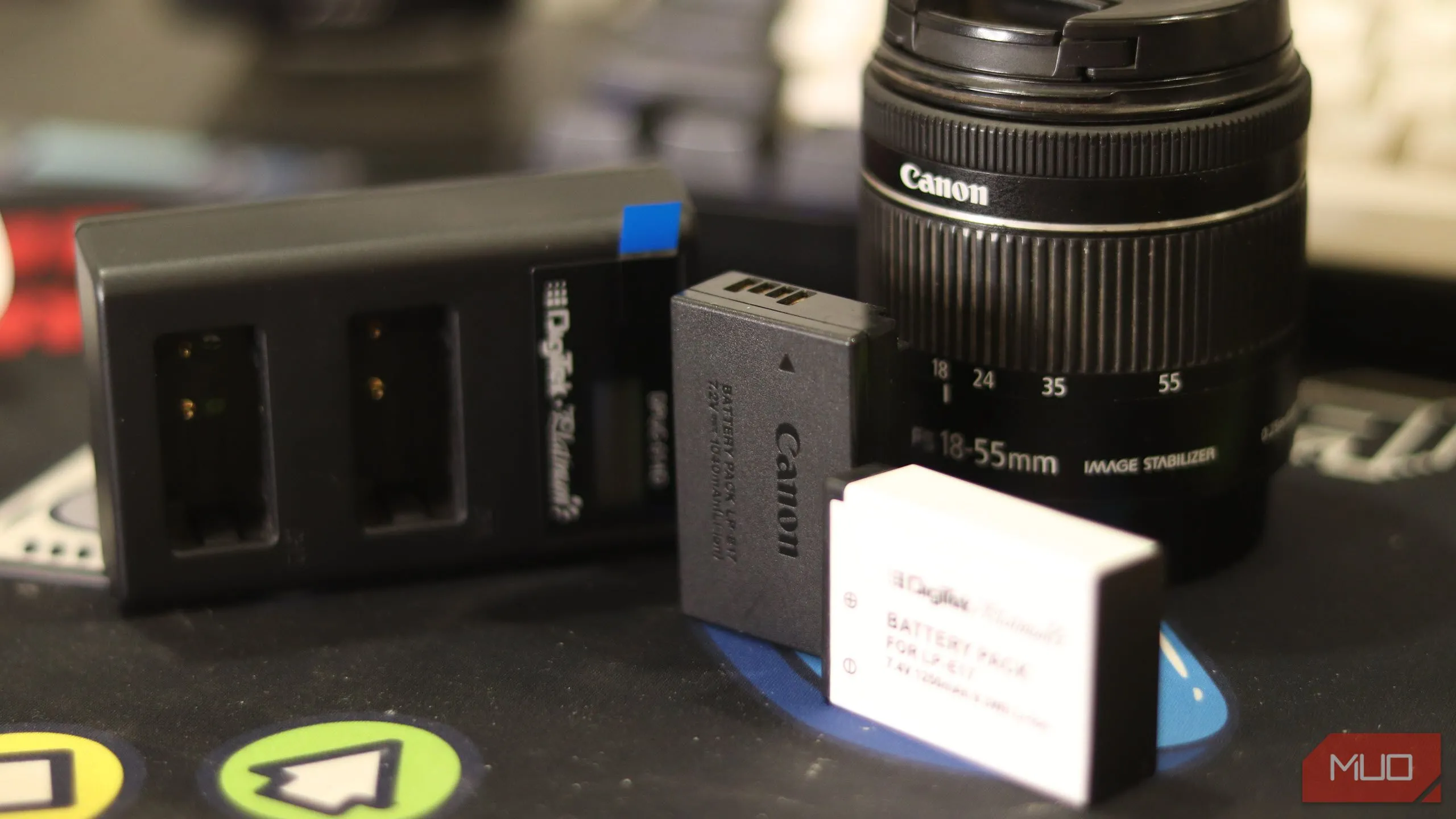 Pin máy ảnh DSLR của bên thứ ba cùng pin Canon