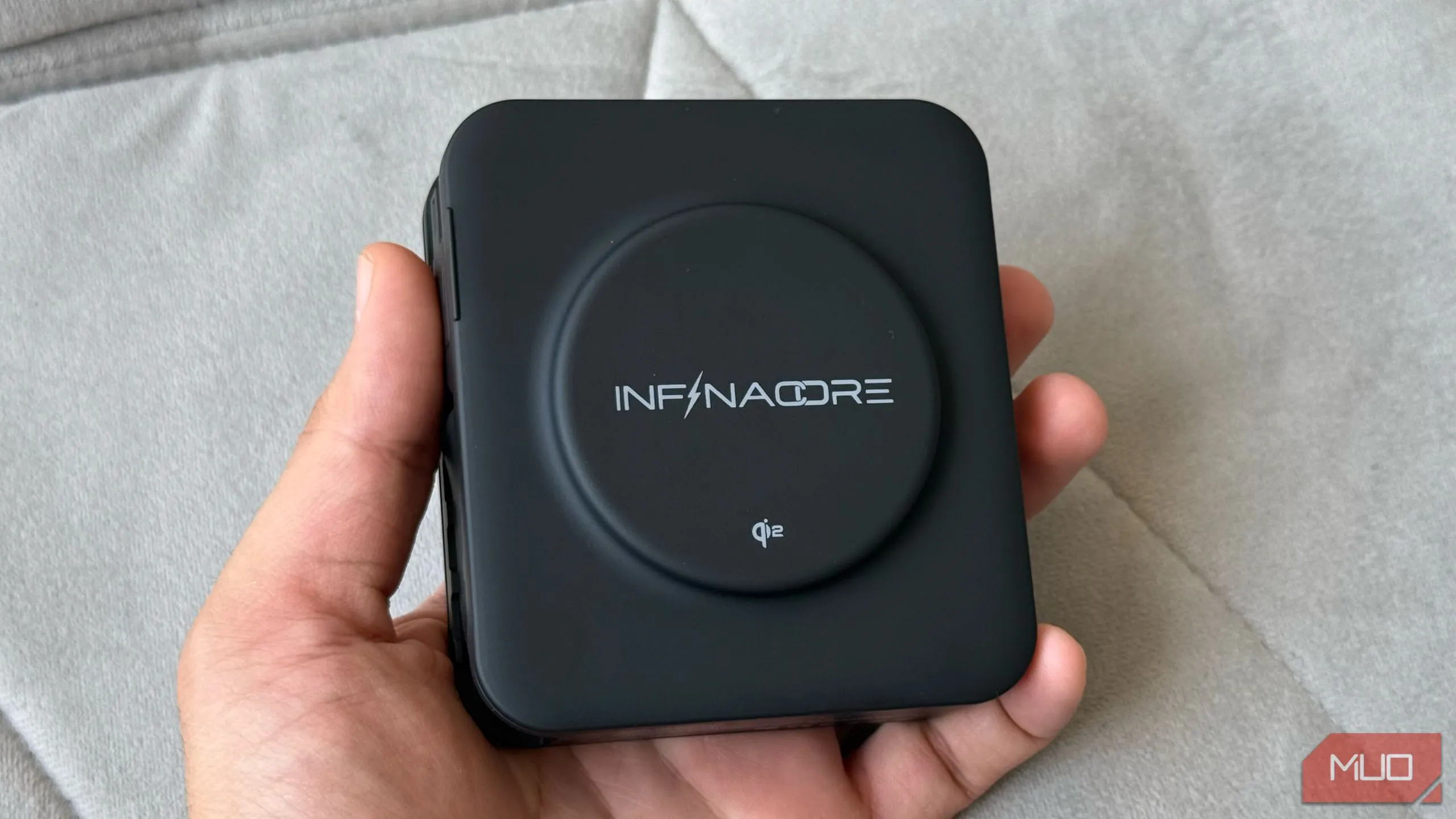 Pin sạc dự phòng InfinaCore P3 Pro với sạc không dây Qi2 và vòng MagSafe