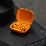 Powerbeats Pro 2 màu cam với thiết kế móc tai