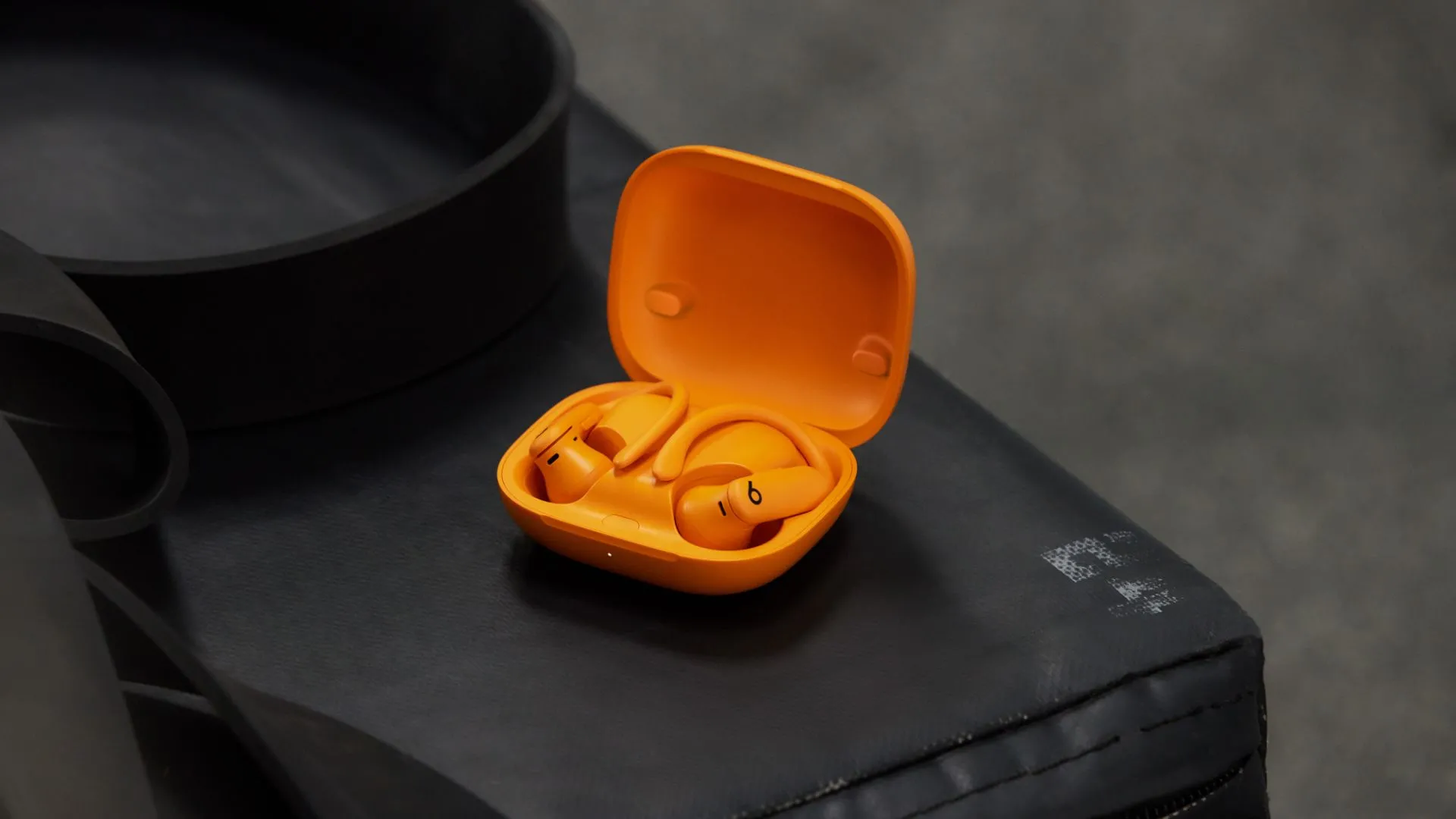 Powerbeats Pro 2 màu cam với thiết kế móc tai