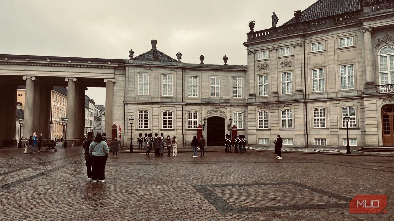 Quảng trường Cung điện Amalienborg trong một ngày mưa với binh lính đang diễu hành