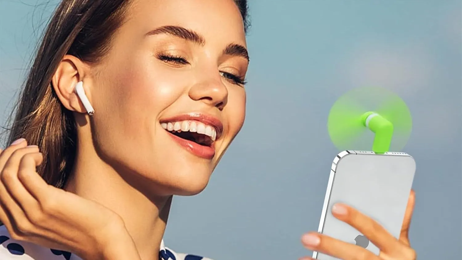 Quạt mini nhỏ gọn cắm trực tiếp vào cổng USB-C hoặc Lightning của điện thoại iPhone, giúp làm mát tức thời.