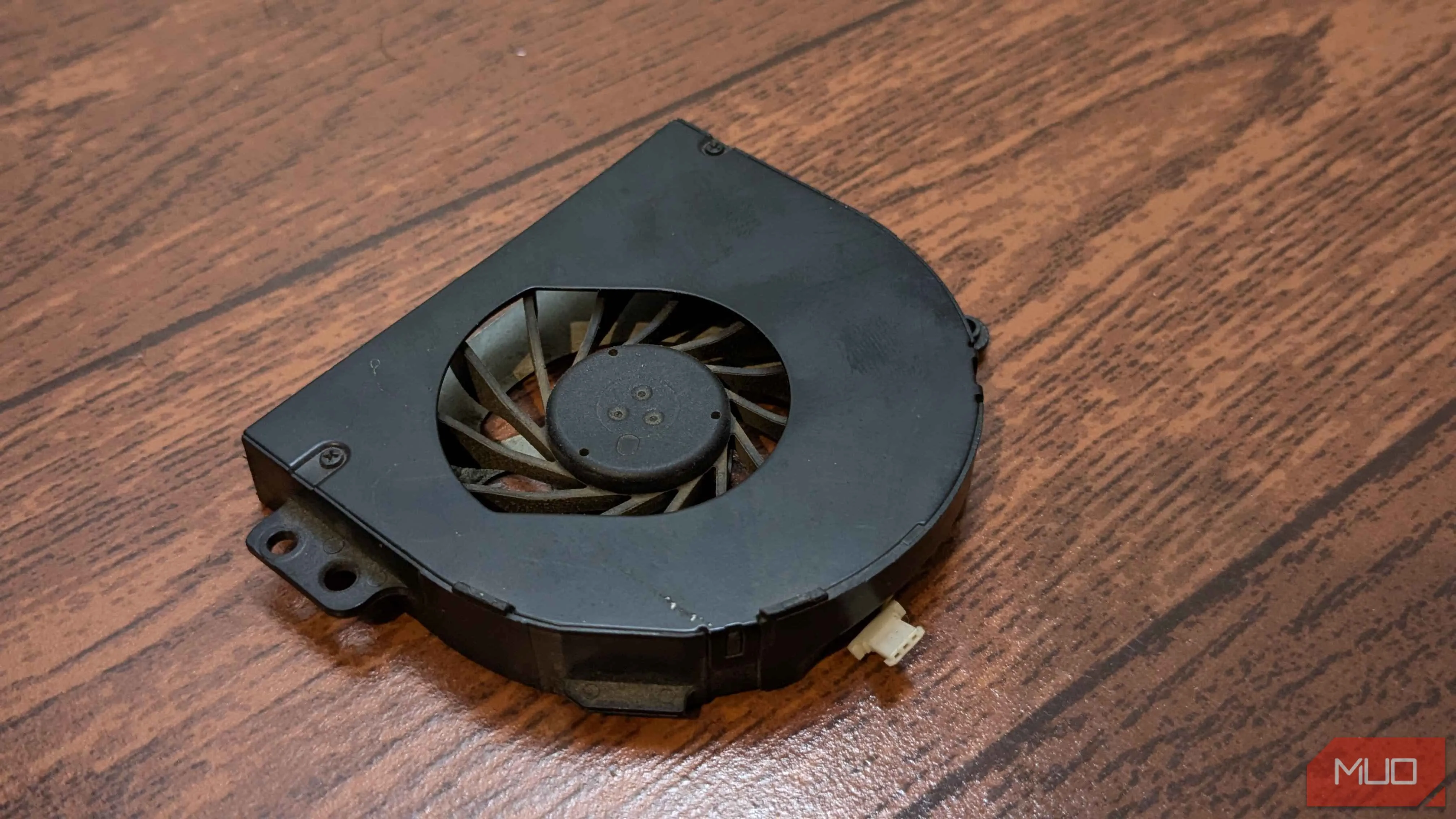 Quạt tản nhiệt laptop rời, sẵn sàng để thay thế