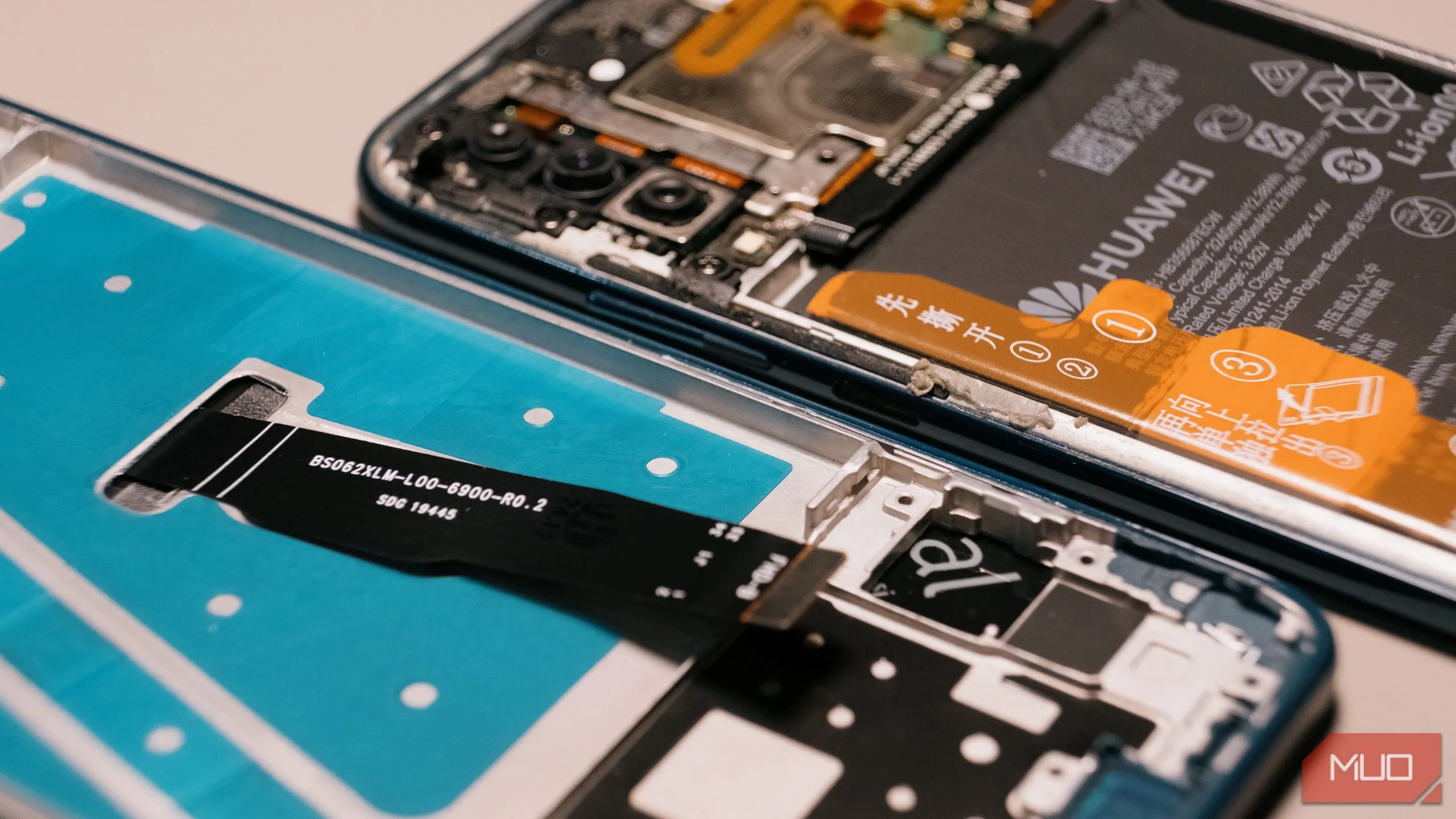 Quy trình thay thế linh kiện bên trong smartphone