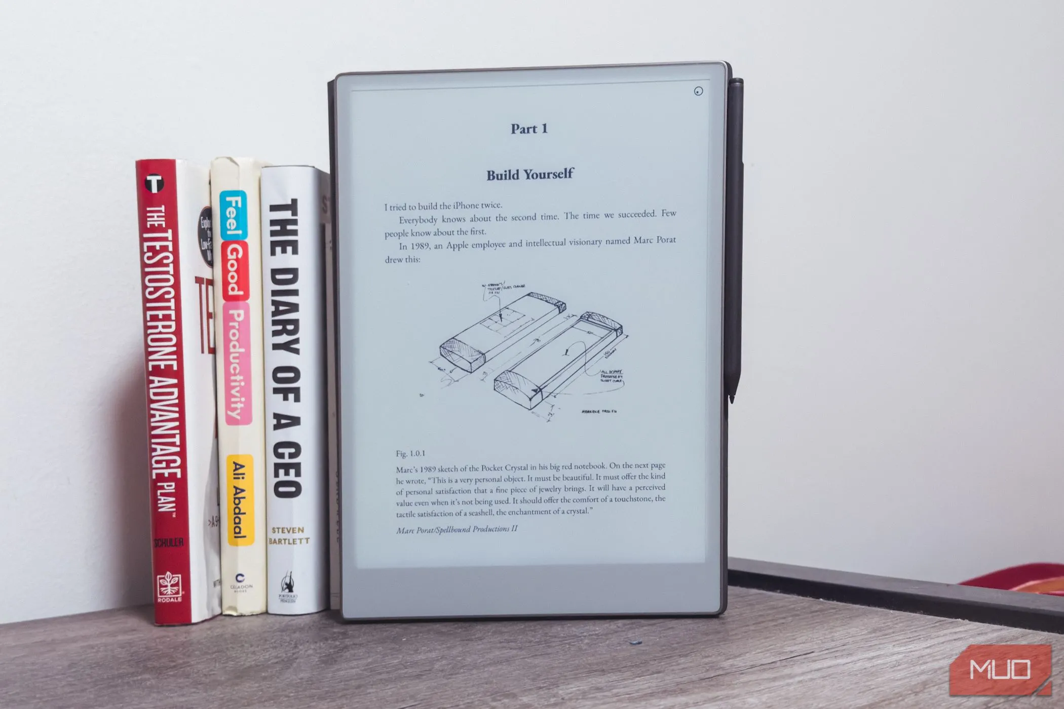 reMarkable Paper Pro đặt cạnh sách trên bàn gỗ, làm nổi bật kích thước lớn hơn