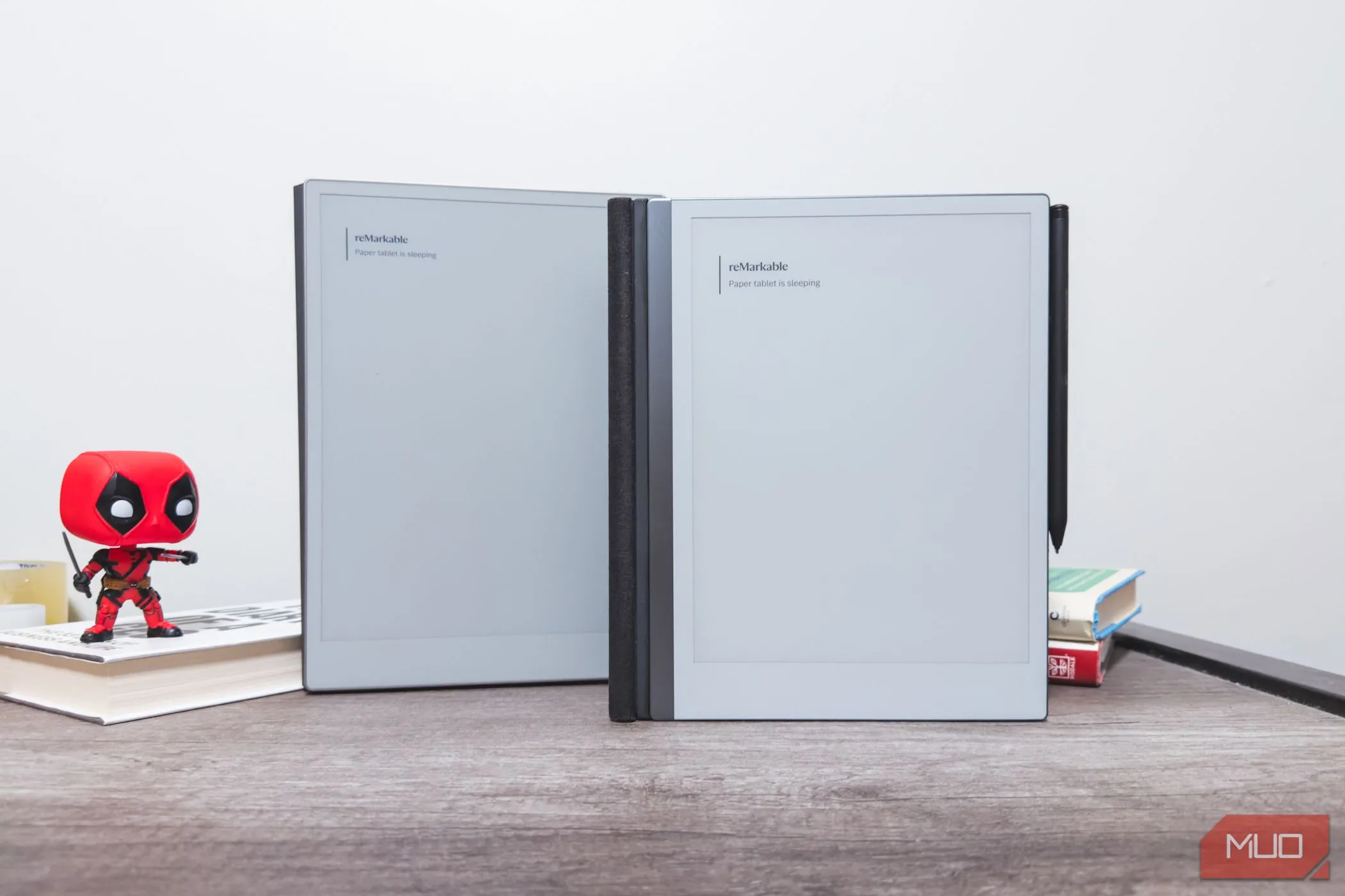 reMarkable Paper Pro và reMarkable 2 ở chế độ chờ, minh họa sự hạn chế về đa nhiệm