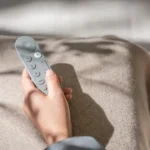 Remote điều khiển Google TV Streamer thế hệ mới với thiết kế được cải tiến