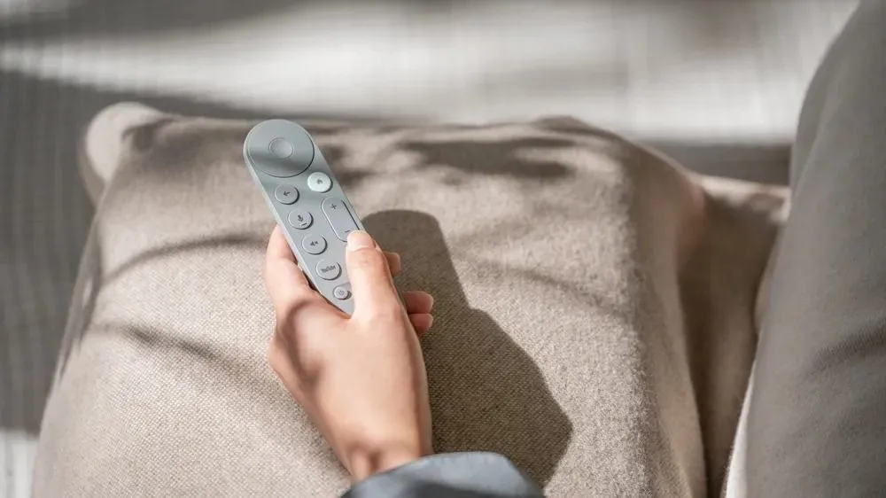 Remote điều khiển Google TV Streamer thế hệ mới với thiết kế được cải tiến
