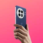 Render của một chiếc OnePlus 13 đang được cầm trên tay với nền màu hồng