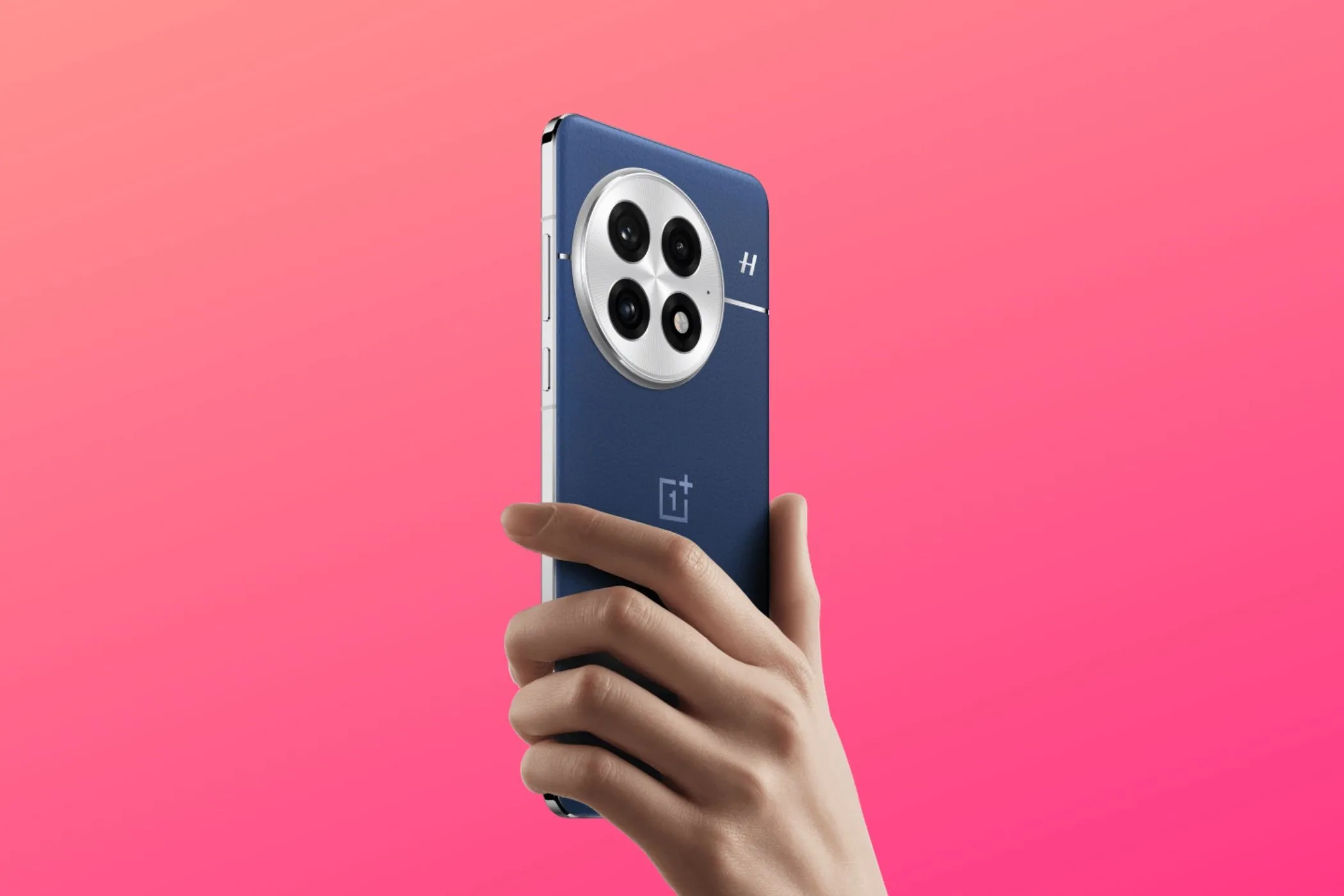 Render của một chiếc OnePlus 13 đang được cầm trên tay với nền màu hồng