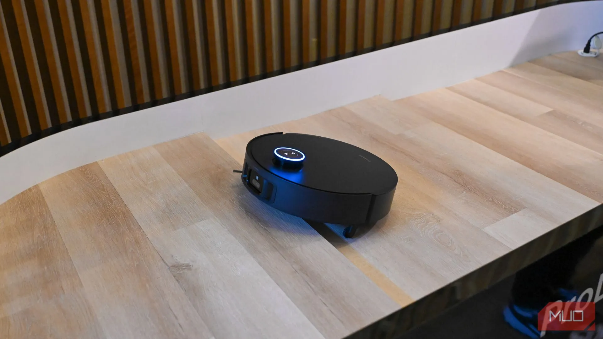 Robot hút bụi Dreame X50 sử dụng công nghệ ProLeap để leo qua ngưỡng cửa tại CES 2025.