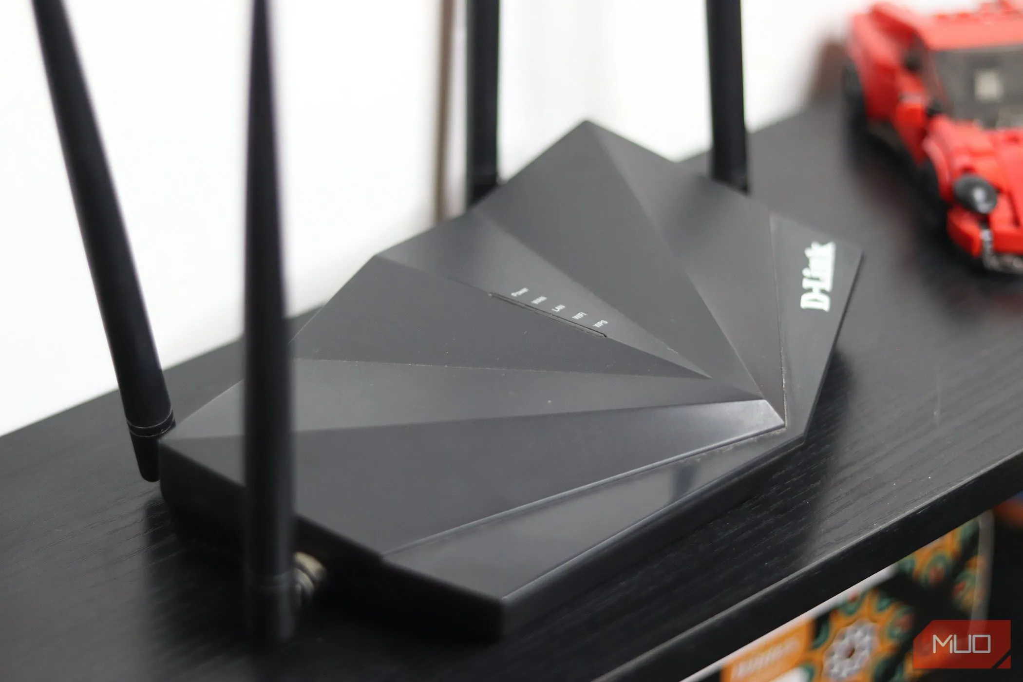 Router Wi-Fi cũ được sử dụng làm điểm truy cập phụ cho mạng khách