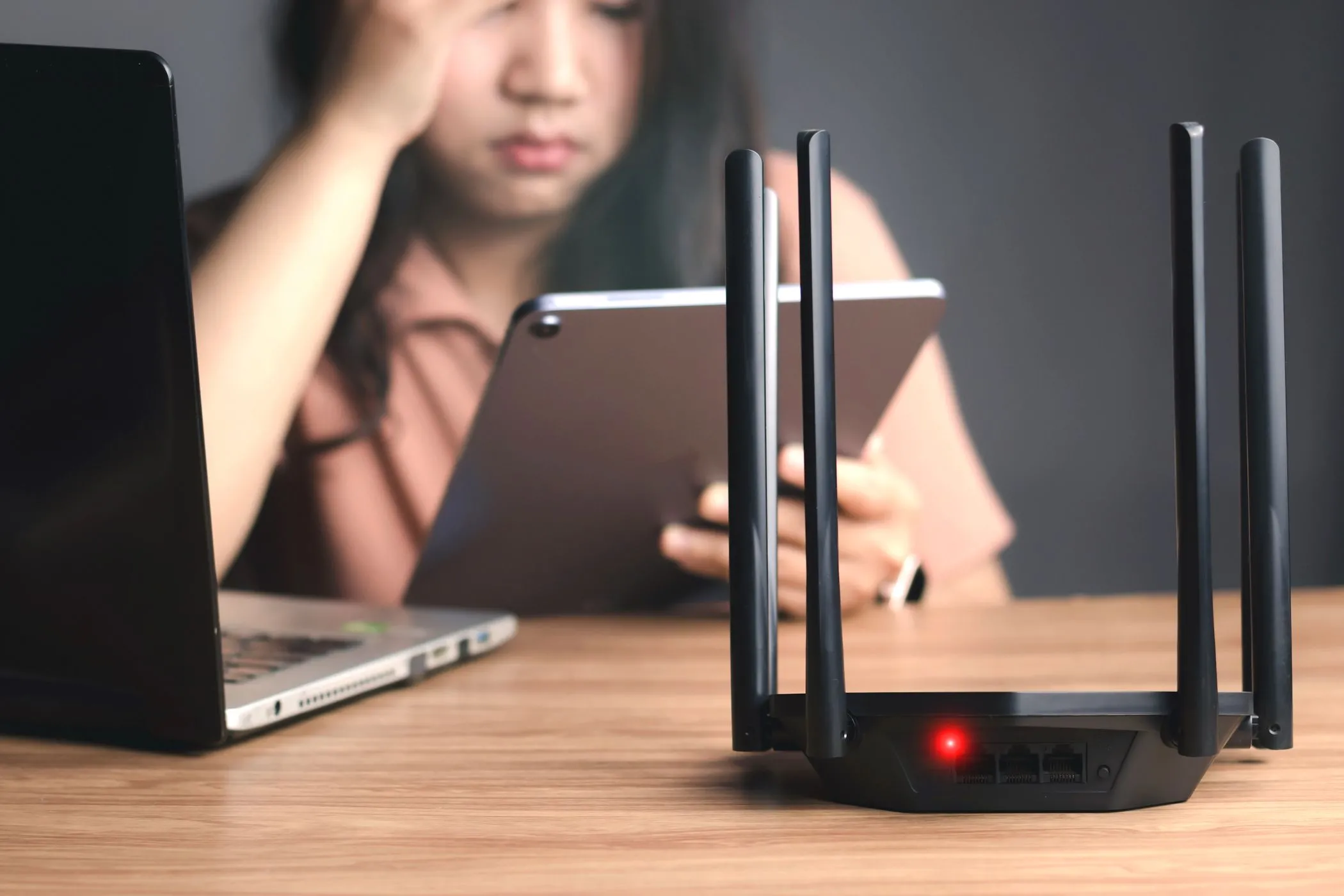 Router Wi-Fi hiển thị đèn báo lỗi màu đỏ, cho thấy các vấn đề tiềm ẩn về firmware và kết nối không dây