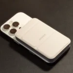 Sạc dự phòng Anker gắn trên iPhone 16 Pro đang được sạc trên bàn