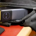 Sạc dự phòng Ugreen Nexode 12000mAh trong ba lô giúp laptop không hết pin khi làm việc quán cà phê