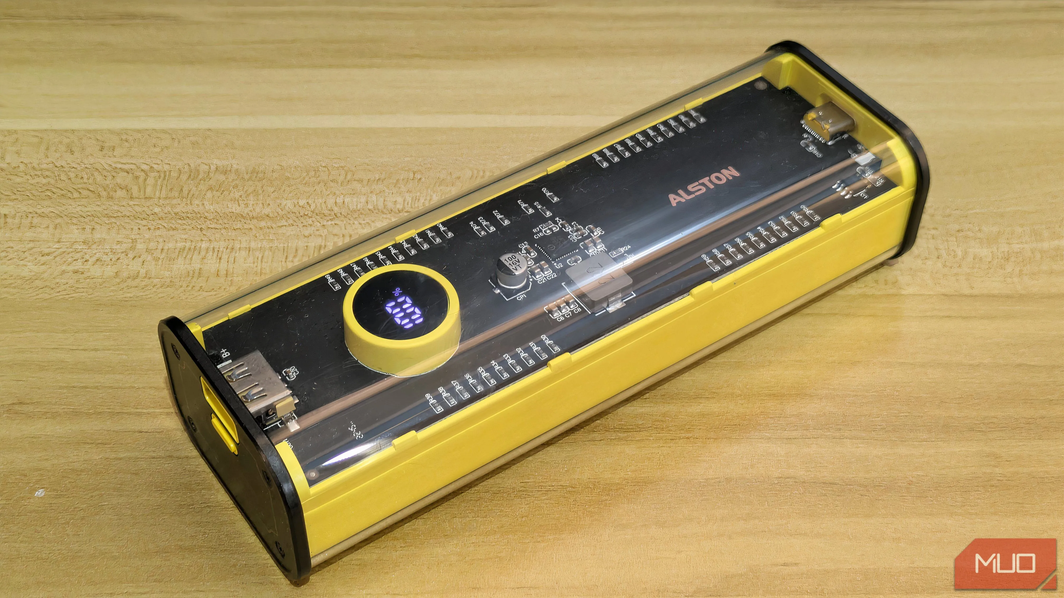 Sạc dự phòng USB màu đen với các cổng cắm, minh họa lý do sạc dự phòng không đạt dung lượng thực tế