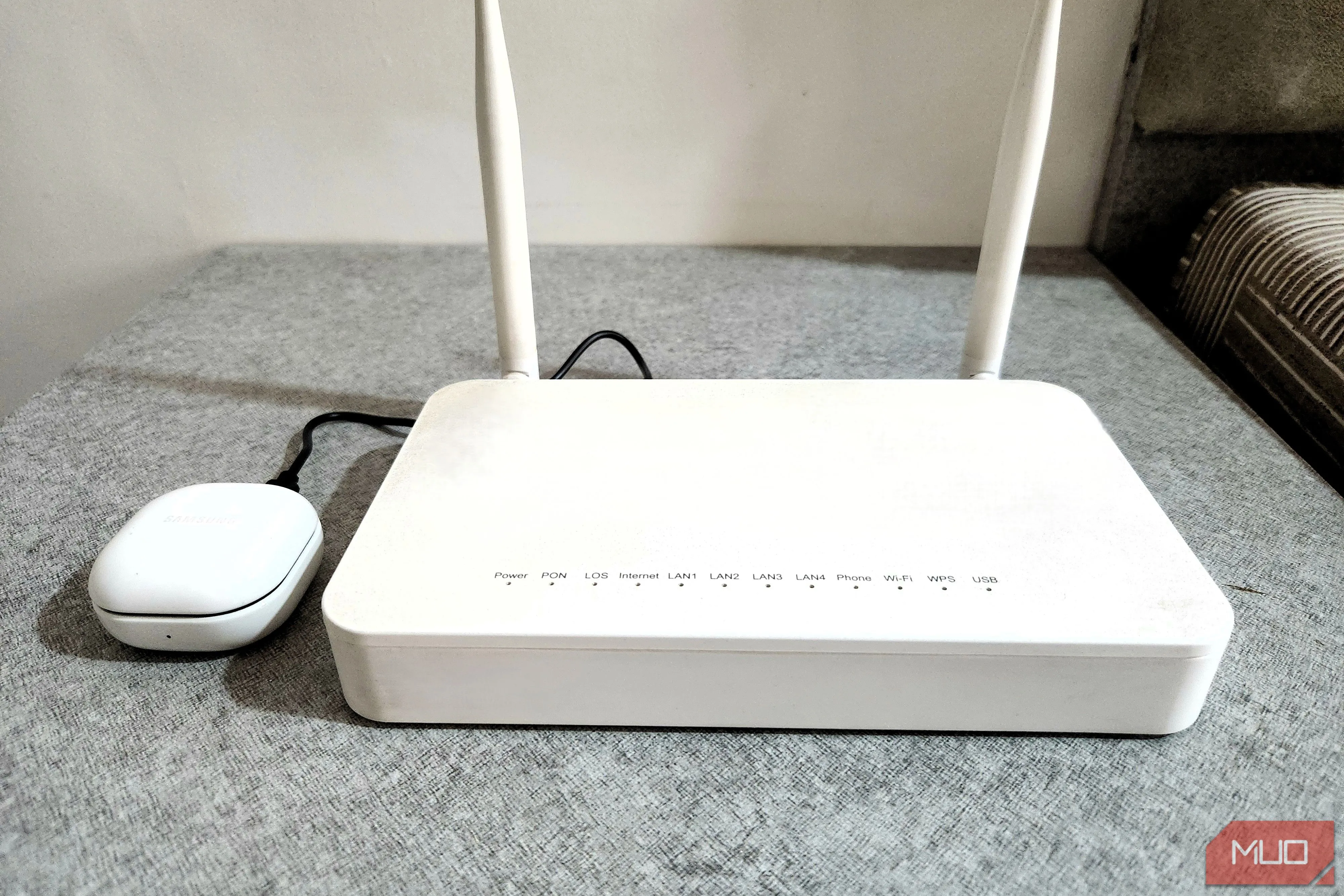 Sạc tai nghe Bluetooth qua cổng USB trên router