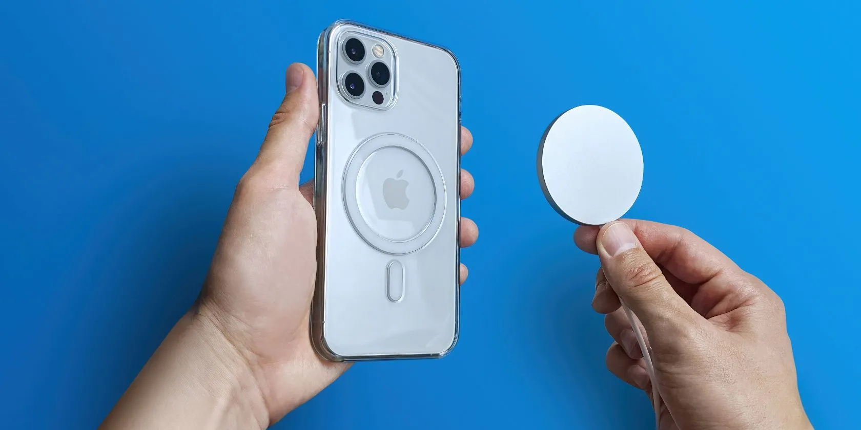 Sạc và phụ kiện MagSafe gắn liền mạch vào mặt lưng iPhone