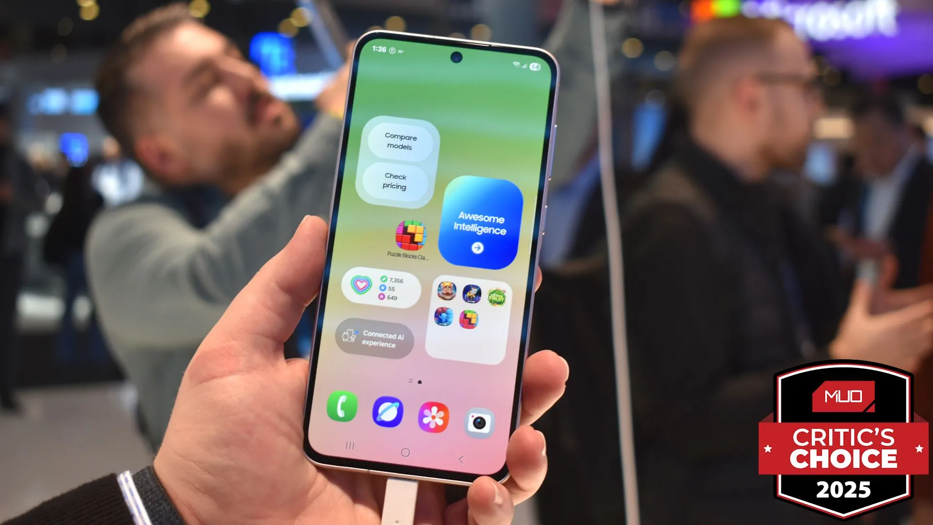 Samsung Galaxy A56 nhìn từ mặt trước, thiết kế tối giản tại MWC 2025.