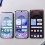 Samsung Galaxy S25 series với màn hình bật sáng trên bàn trắng.