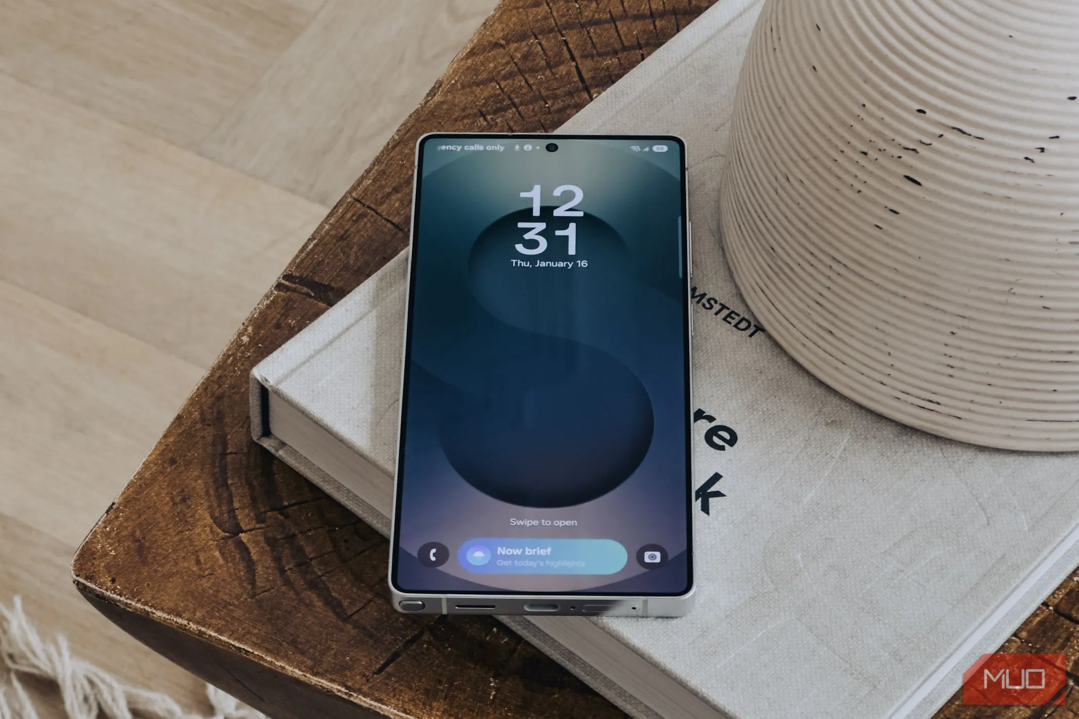 Samsung Galaxy S25 Ultra Daily Brief trên màn hình khóa