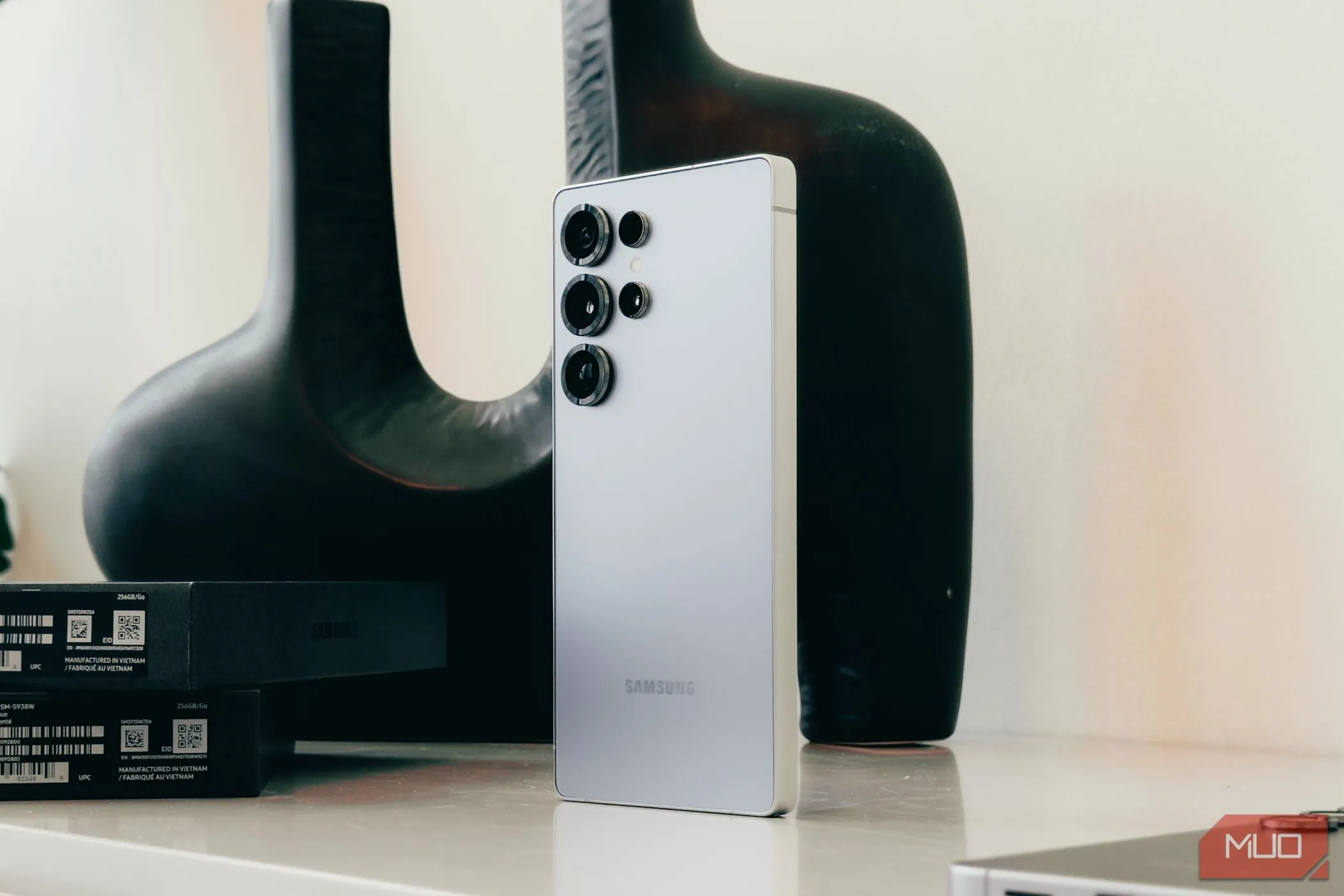 Samsung Galaxy S25 Ultra màu trắng trên mặt bàn đá cẩm thạch