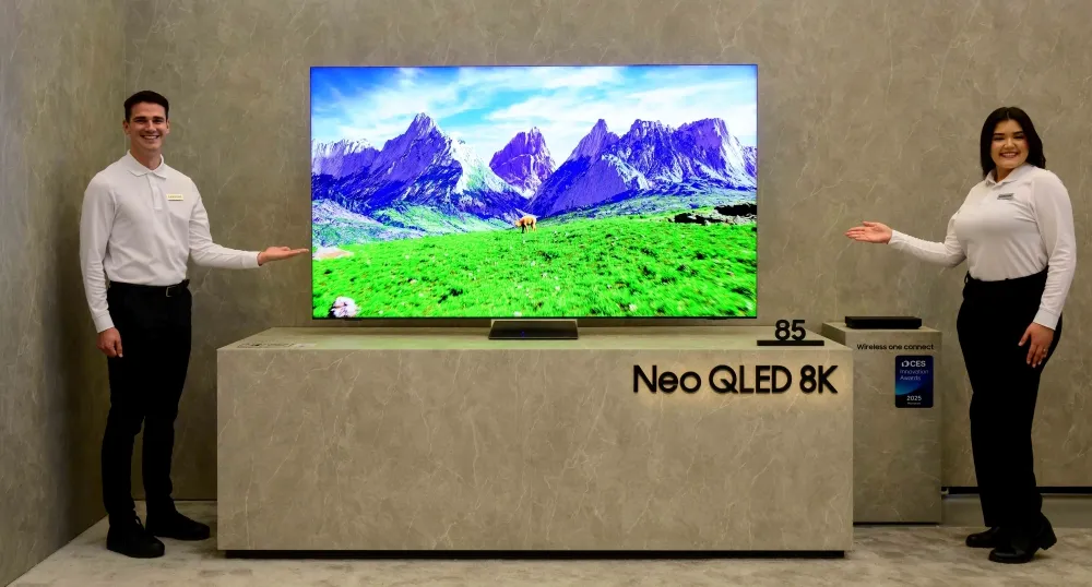 Samsung QN990F 8K TV tại CES 2025 thể hiện công nghệ HDR với độ tương phản vượt trội