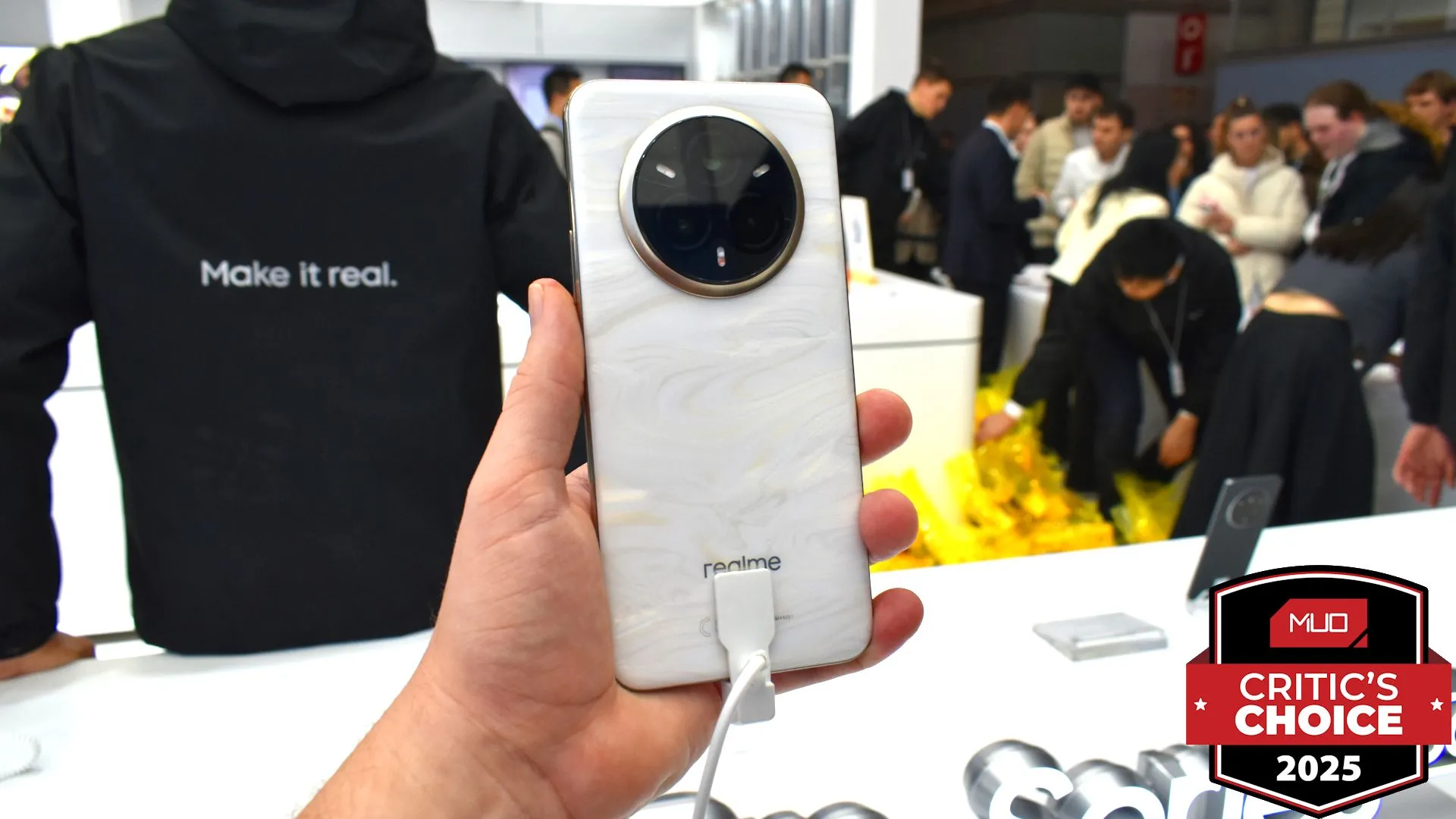 Smartphone Realme 14 Pro+ 5G với mặt lưng đổi màu độc đáo tại MWC 2025.