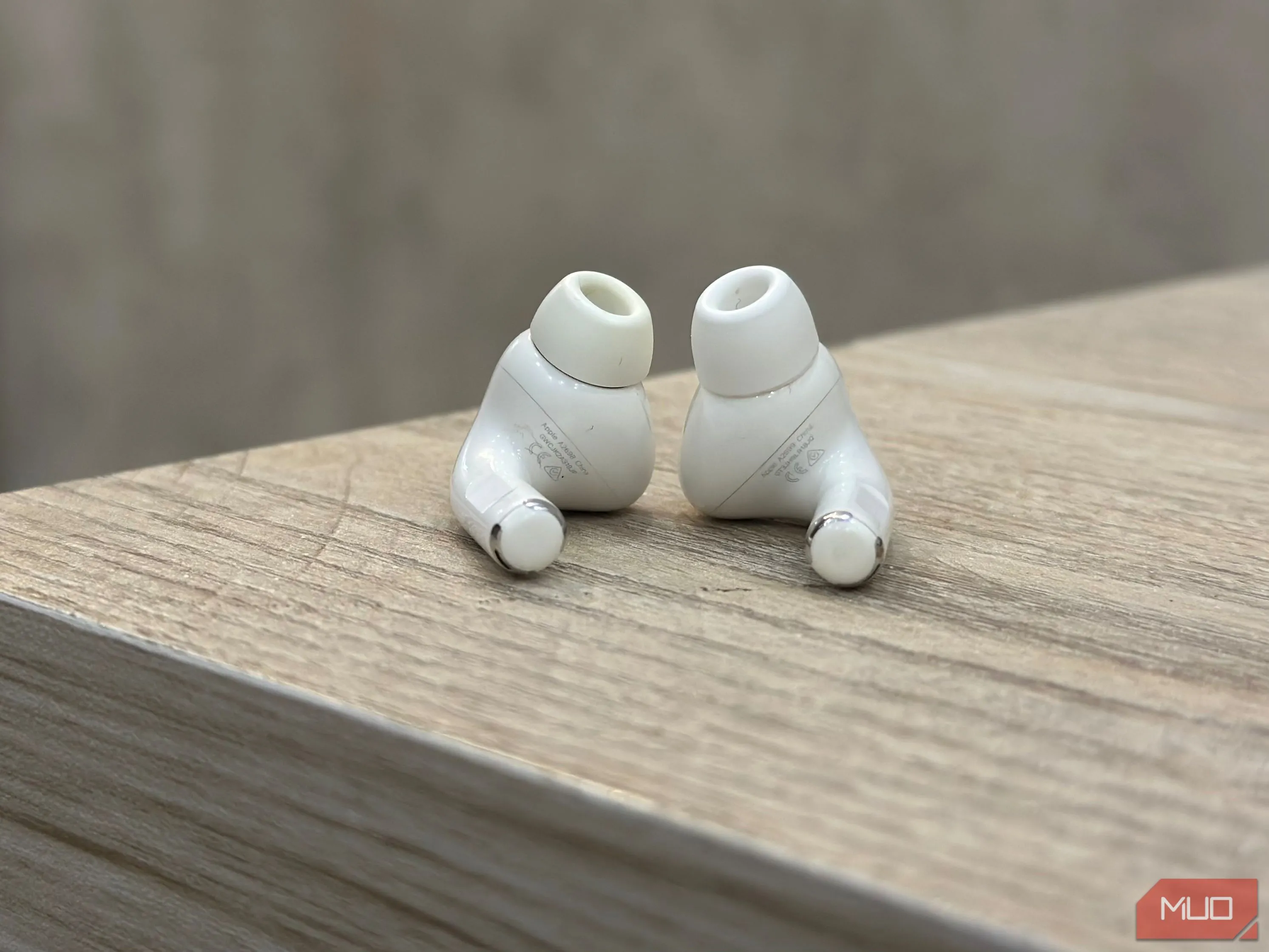 Số model được in ở mặt dưới của tai nghe AirPods Pro 2