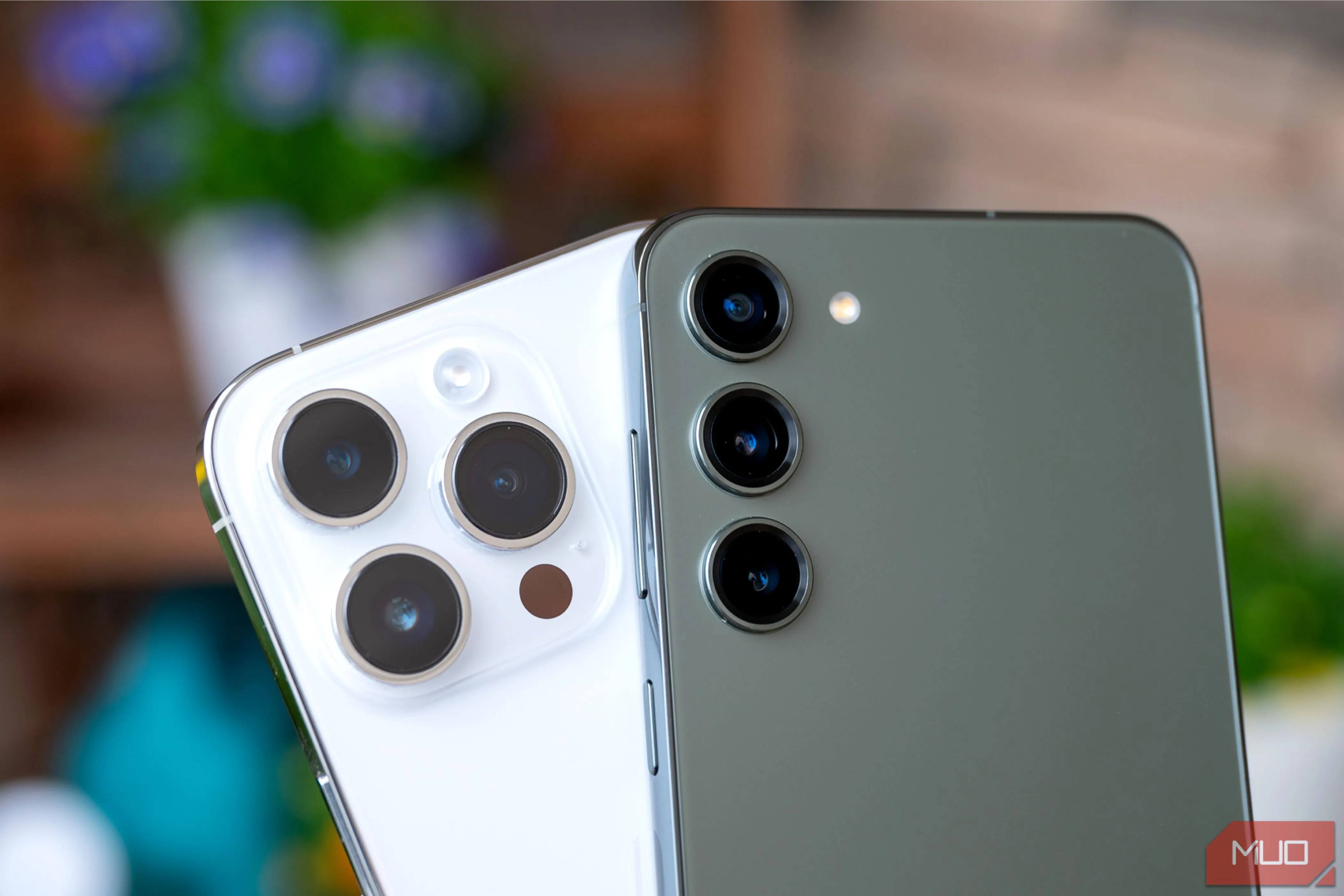So sánh camera sau của Samsung Galaxy S23+ và Apple iPhone 14 Pro, minh họa sự khác biệt giữa hai nền tảng.
