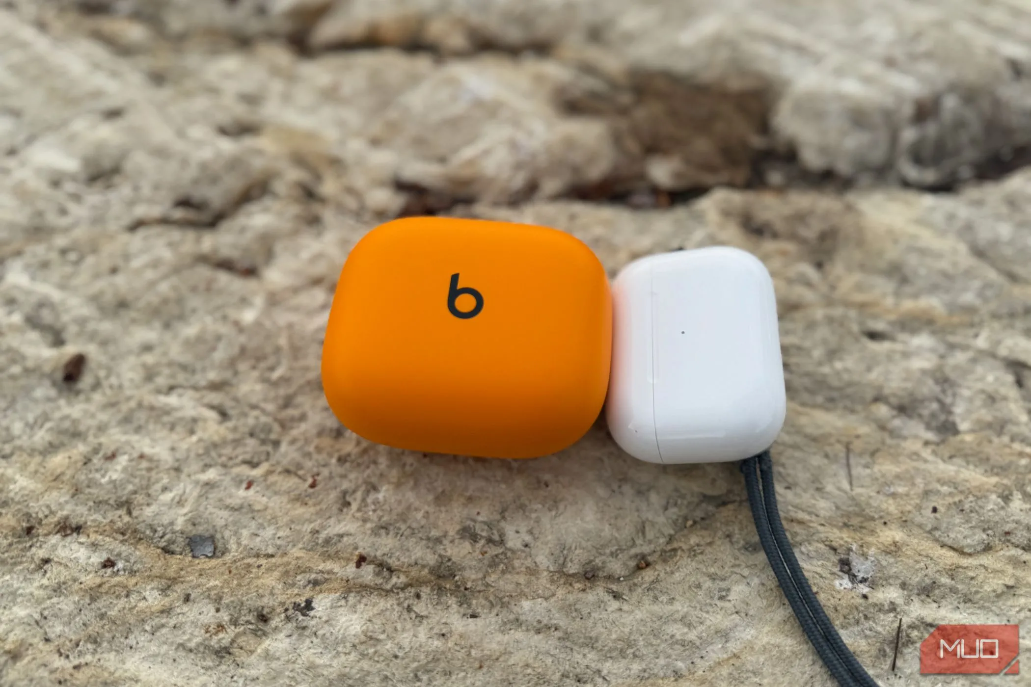 So sánh kích thước hộp sạc Powerbeats Pro 2 và AirPods Pro 2