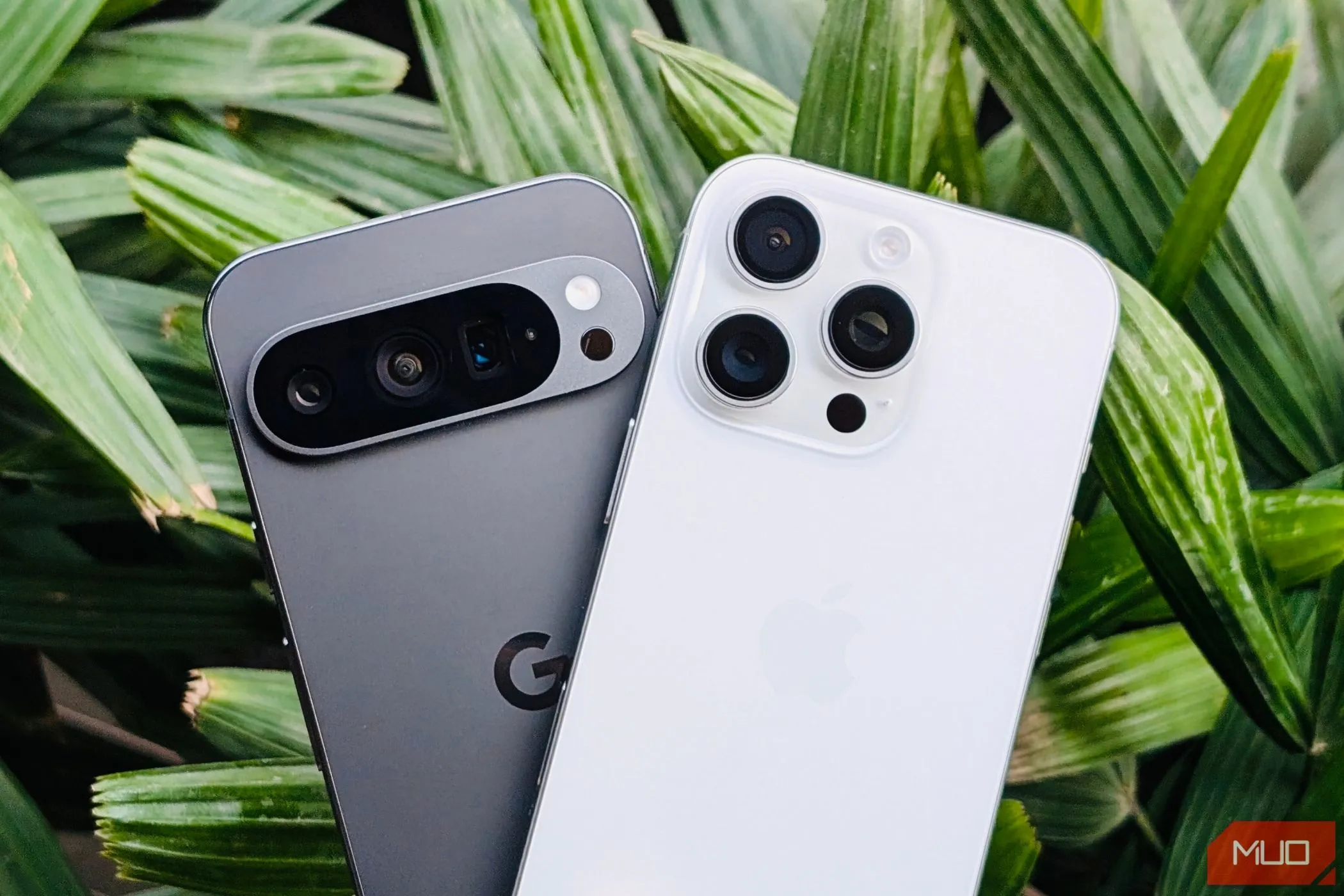 So sánh kích thước Pixel 9 Pro và iPhone 16 Pro đặt cạnh nhau